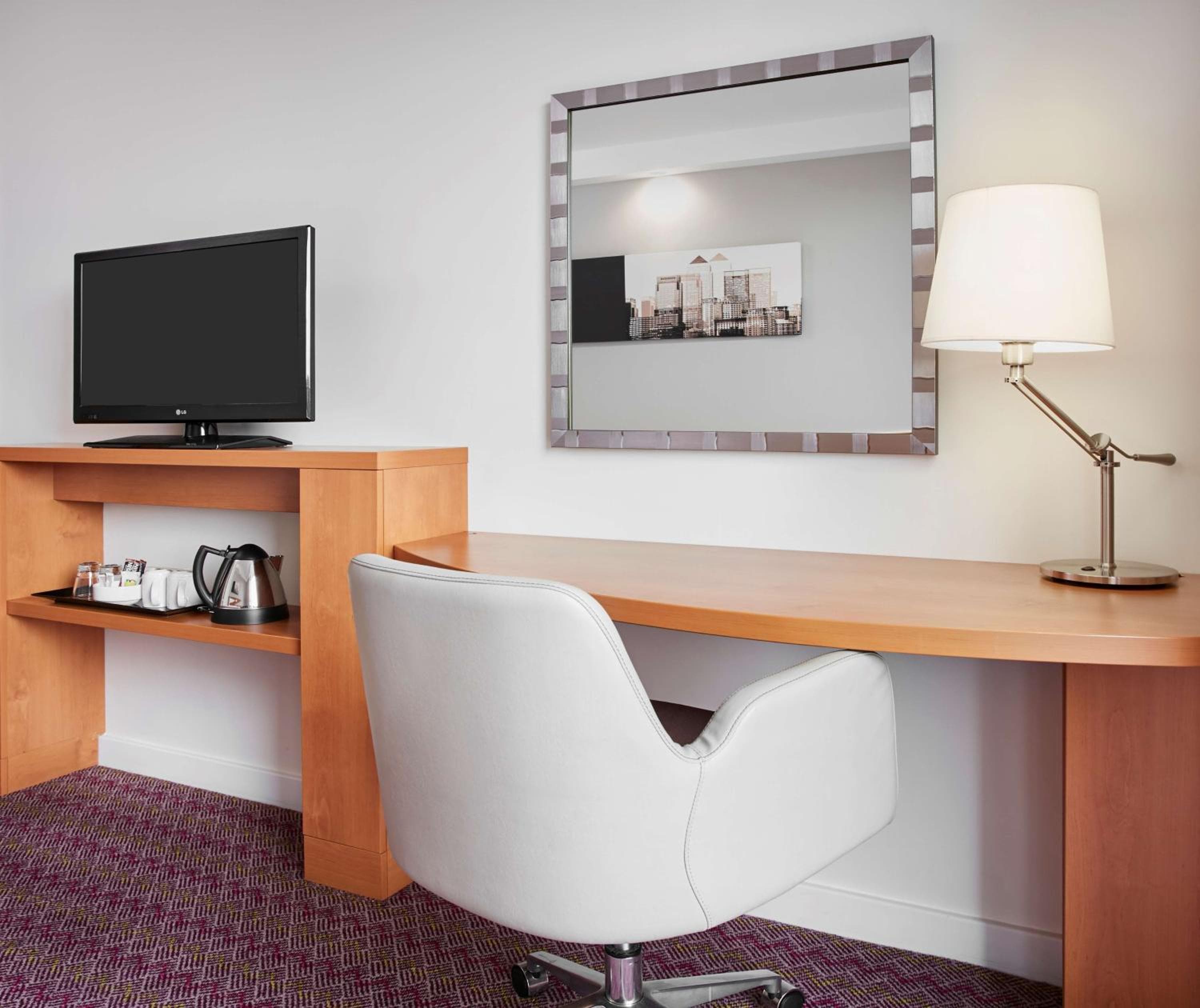 Hampton by Hilton London Waterloo: hotel room