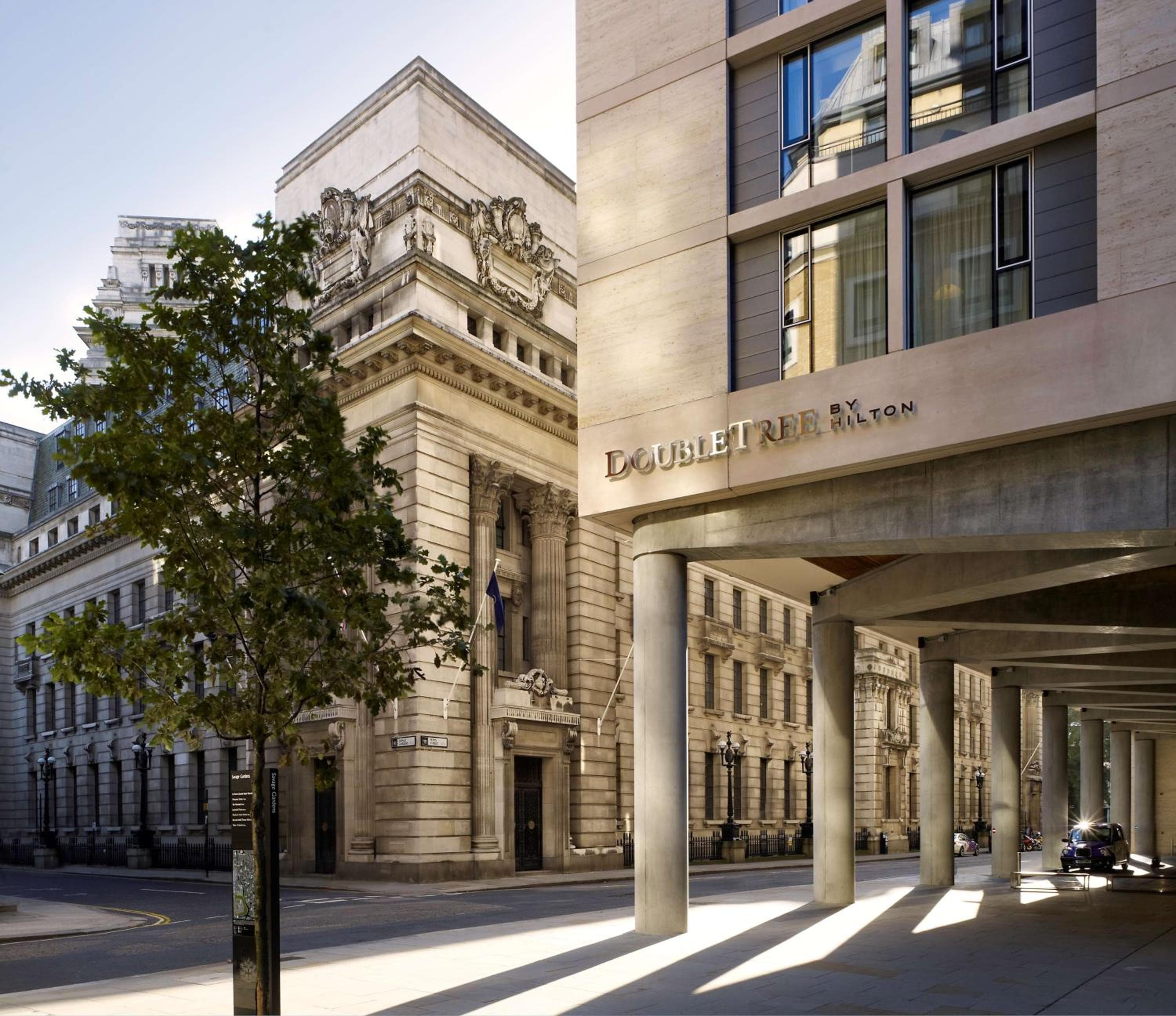 DoubleTree by Hilton Hotel London - Tower of London: building