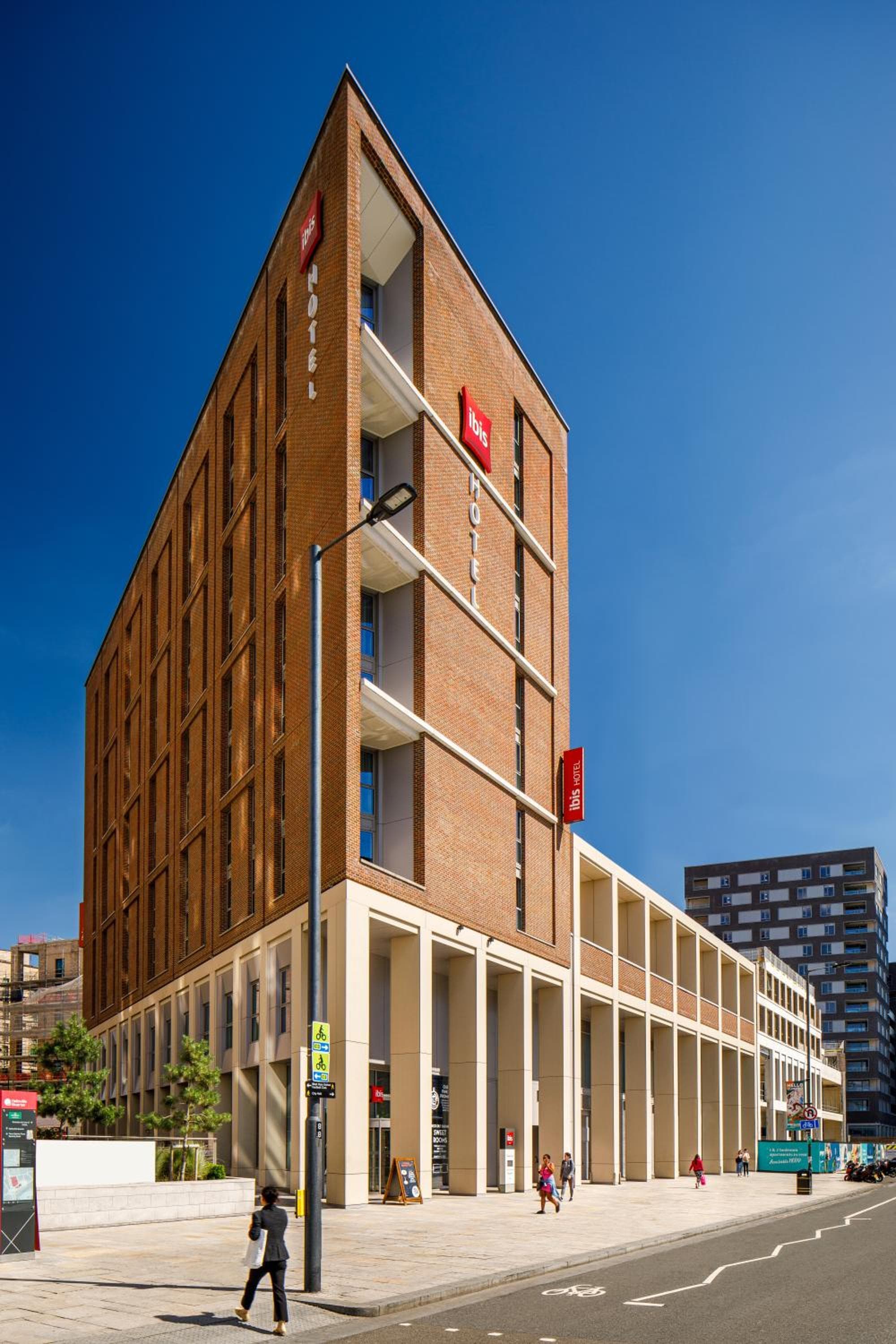 ibis London Canning Town: building