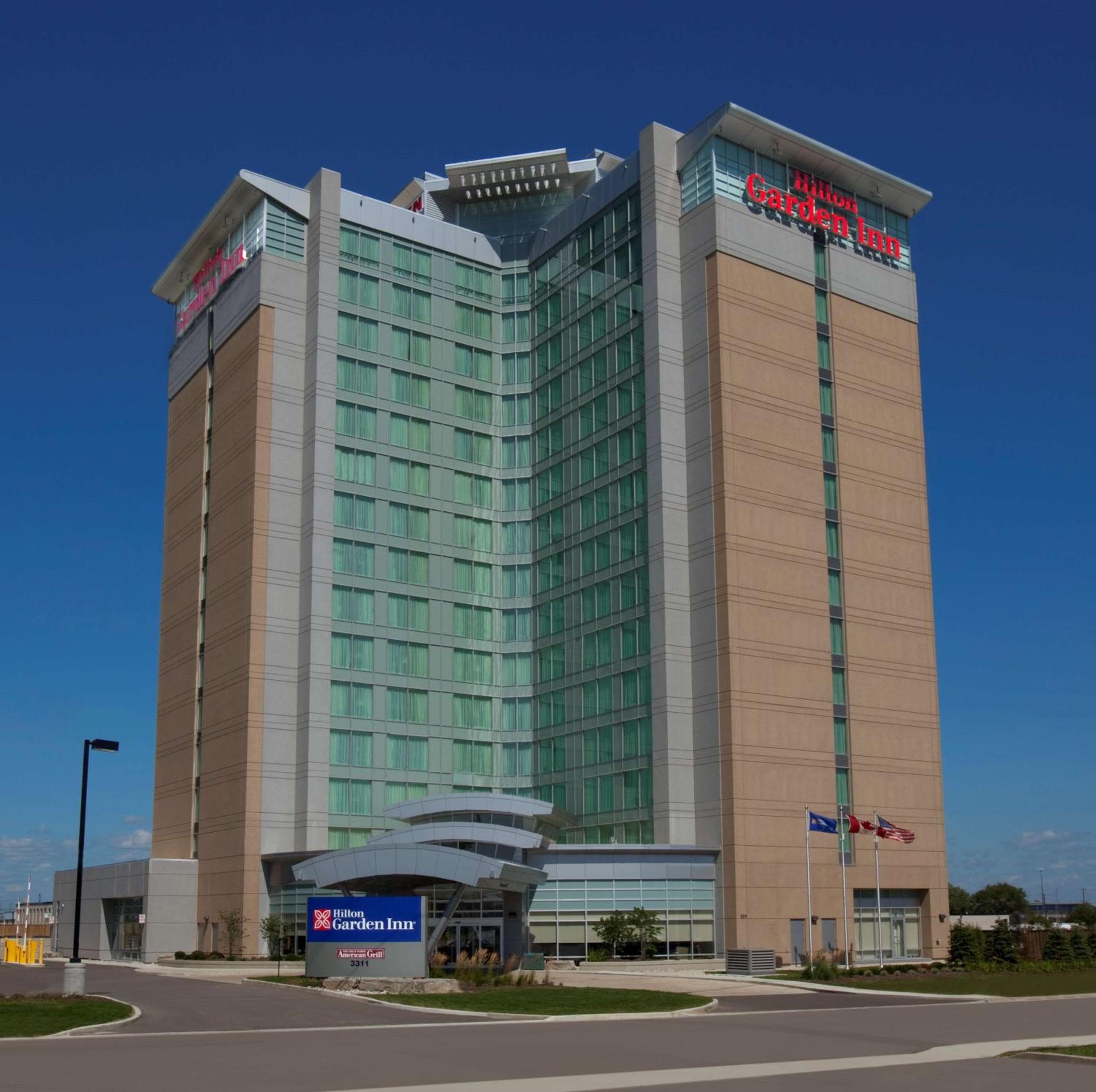Hilton Garden Inn Toronto Airport: building