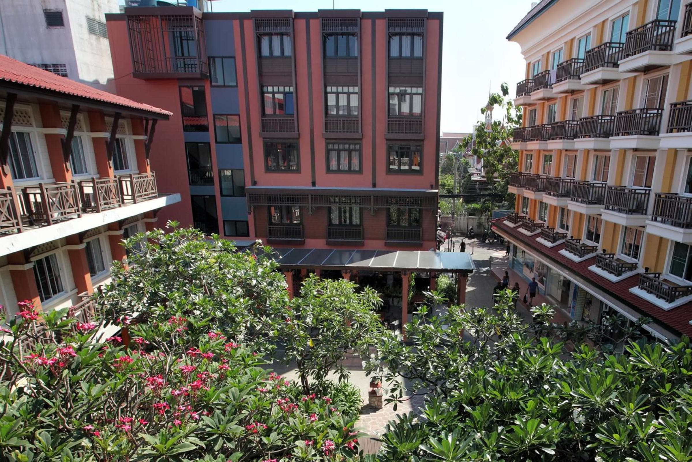 Rambuttri Village Plaza: building