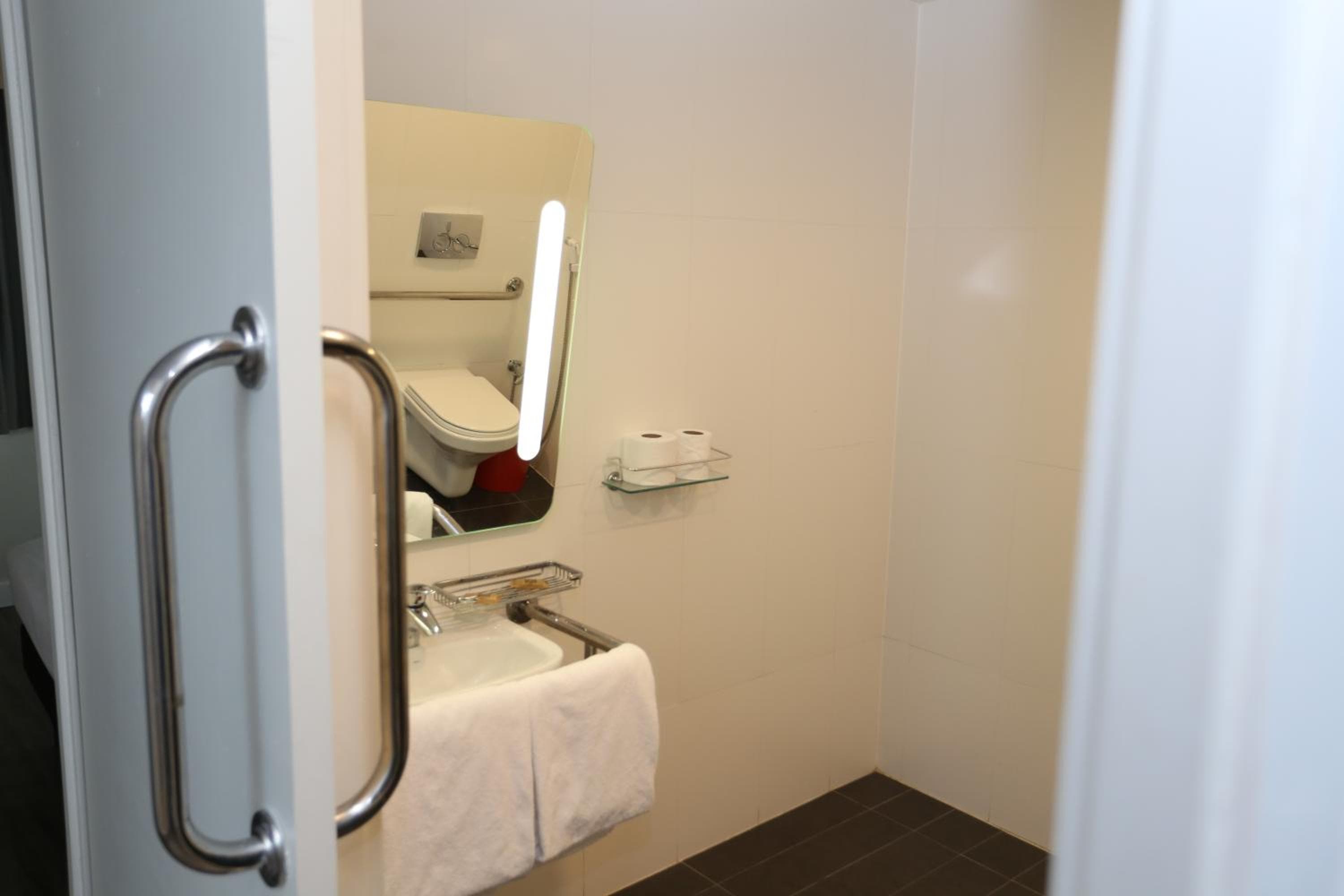 ibis Copacabana Posto 5: bathroom