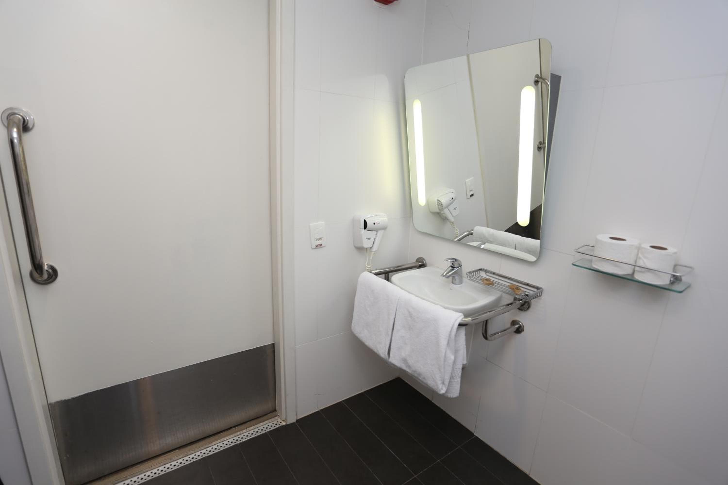 ibis Copacabana Posto 5: bathroom