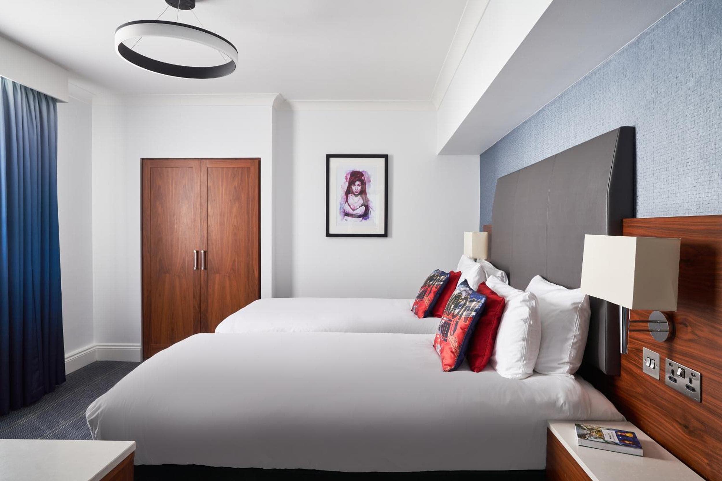 The Cumberland, London: hotel room
