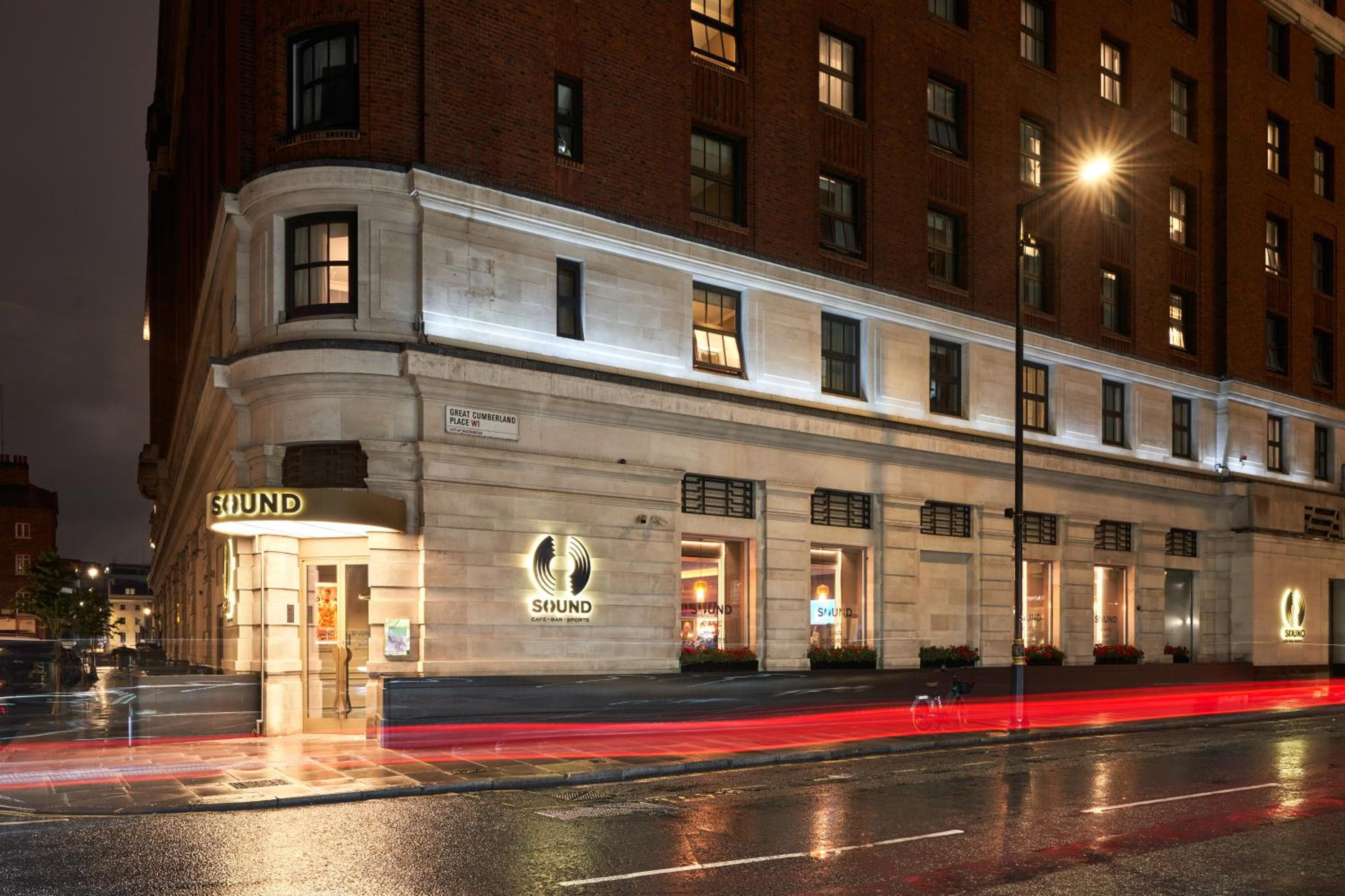 The Cumberland, London: building