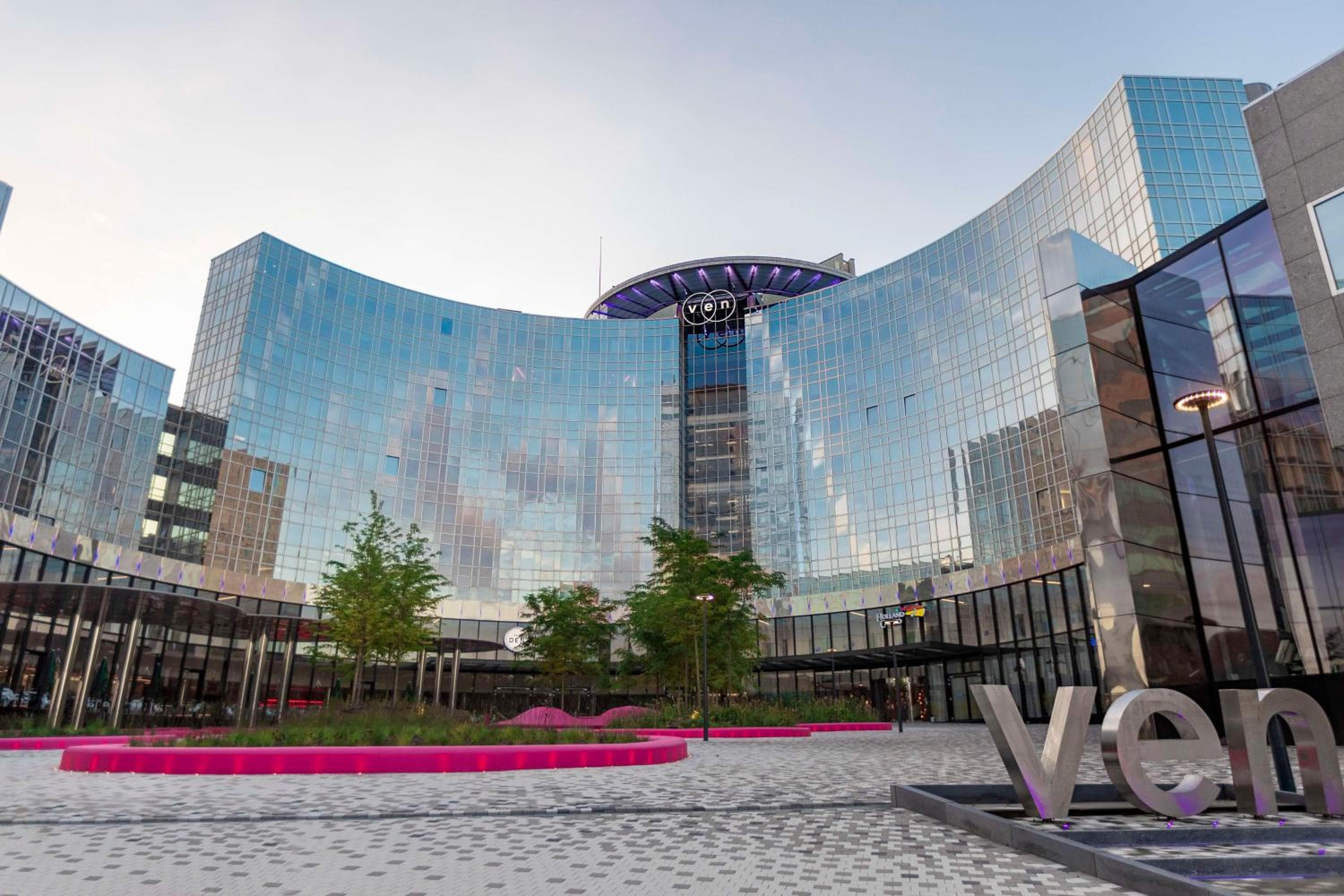 Park Inn by Radisson Amsterdam City West: building