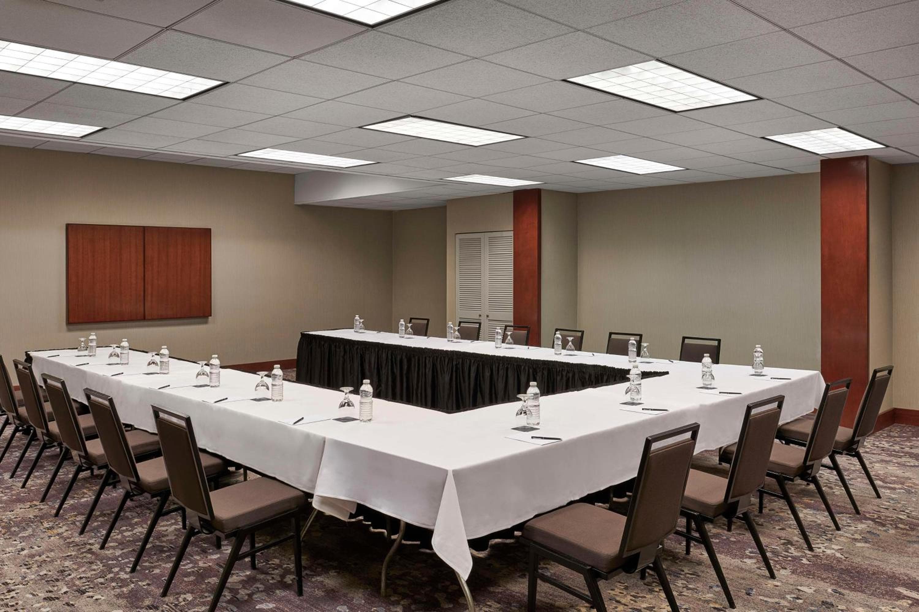 Hilton Toronto Airport Hotel & Suites