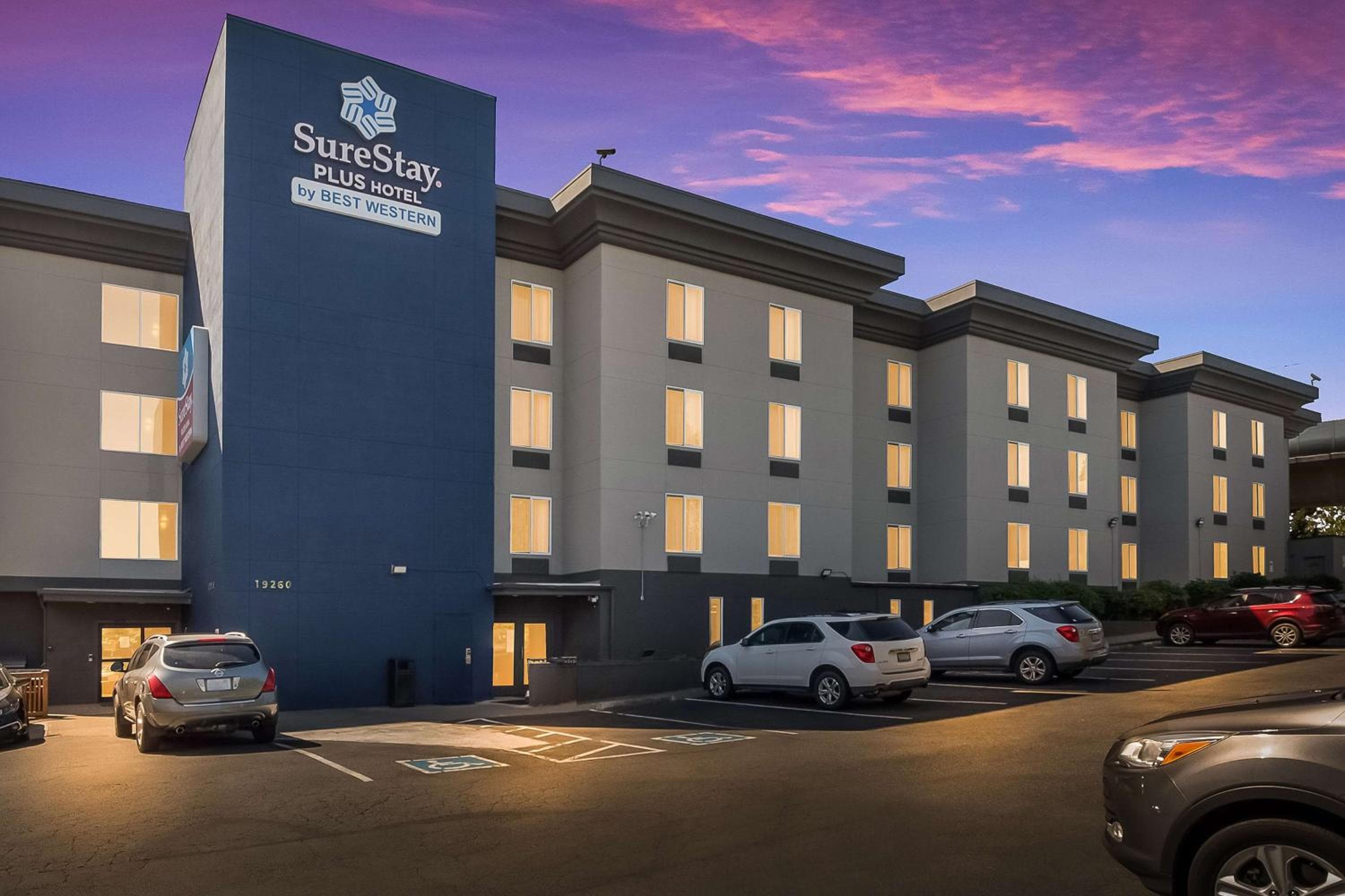 SureStay Plus Hotel by Best Western SeaTac Airport: building