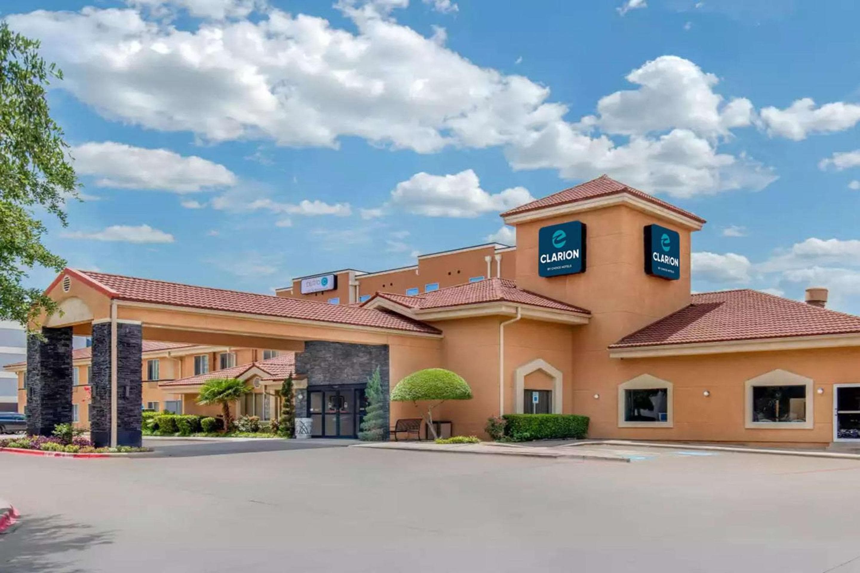 Clarion Inn & Suites DFW North: building
