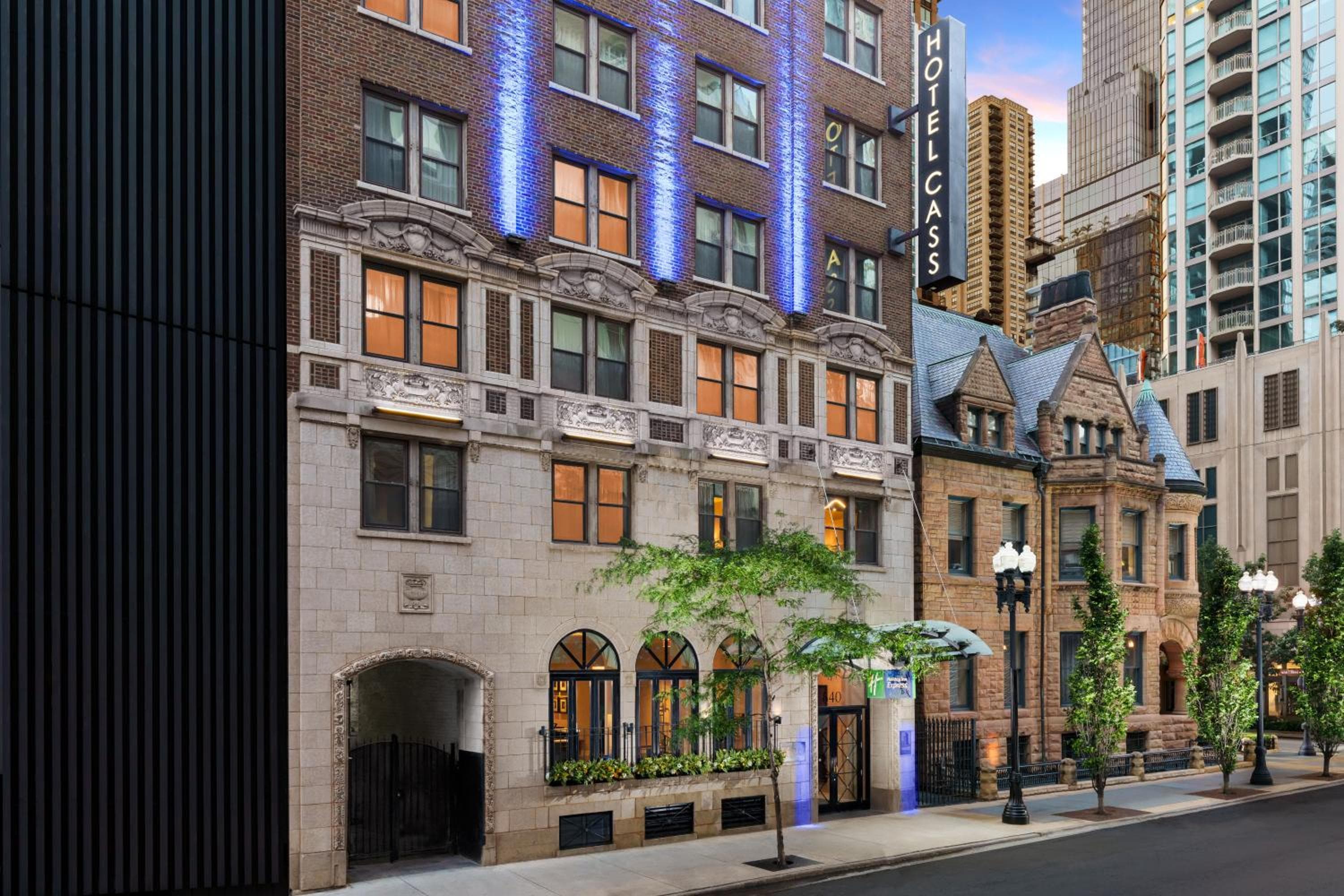 Holiday Inn Express Chicago - Magnificent Mile by IHG: building