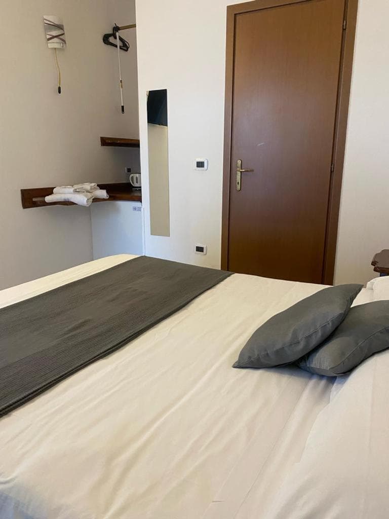 Airport Hotel: hotel room