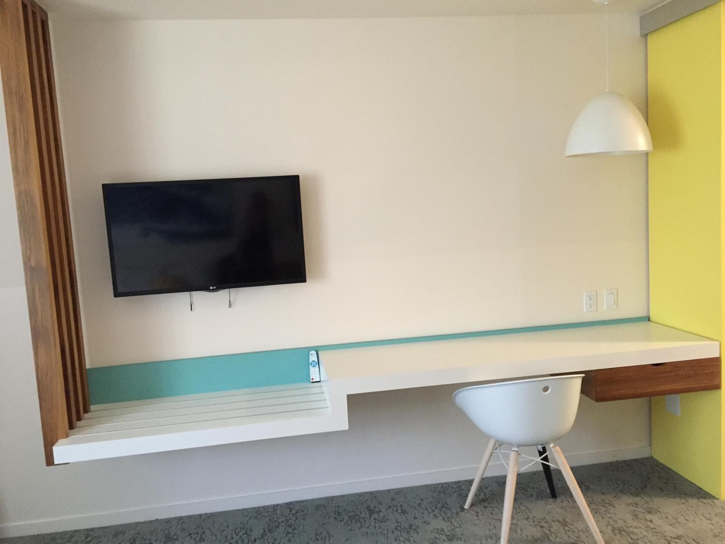 The Beverly Laurel Hotel at West Hollywood: desk & workspace