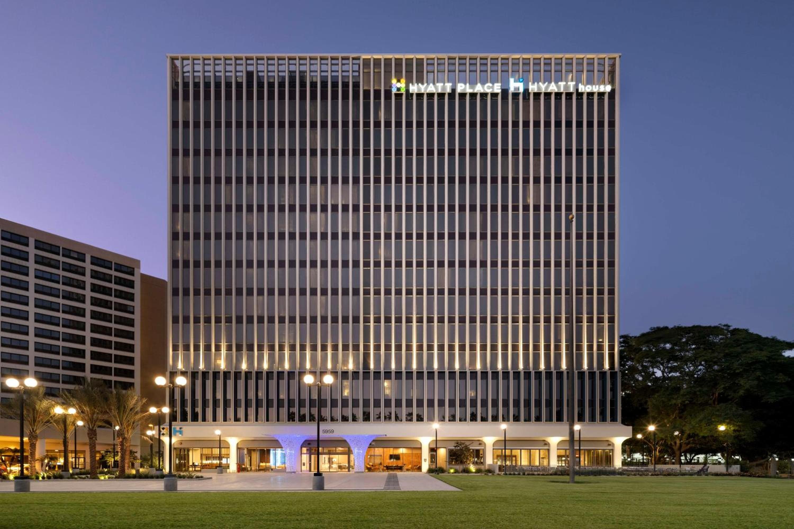Hyatt House LAX Century Blvd: building