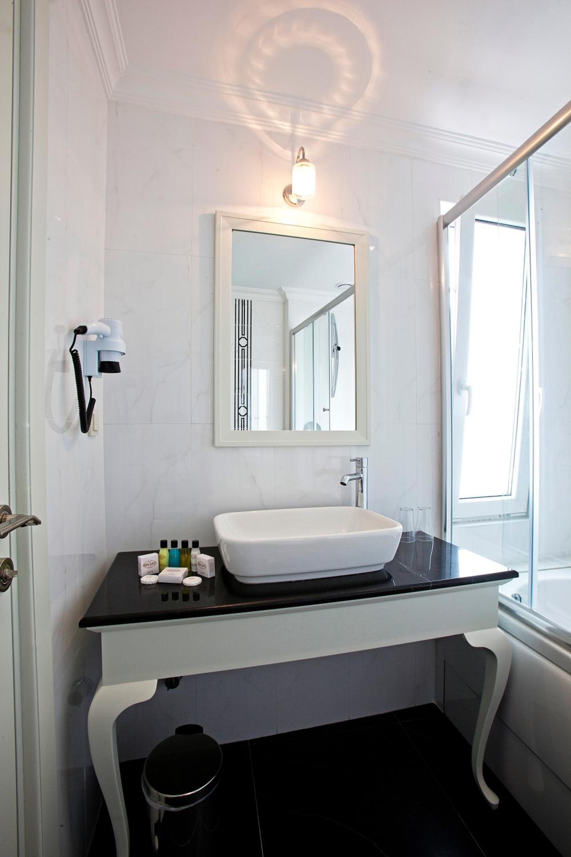 Aren Suites: bathroom