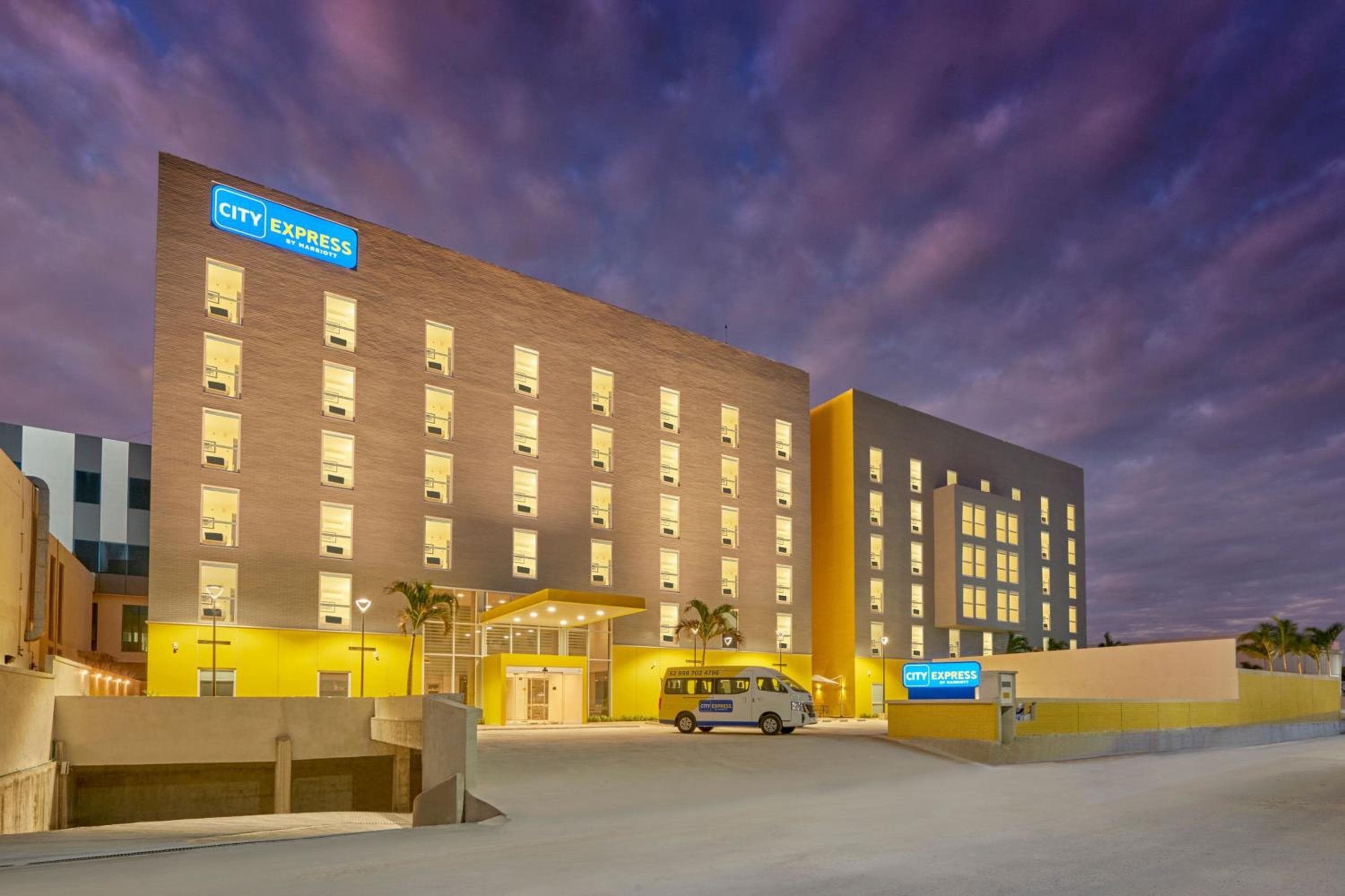 City Express by Marriott Cancun Aeropuerto: building
