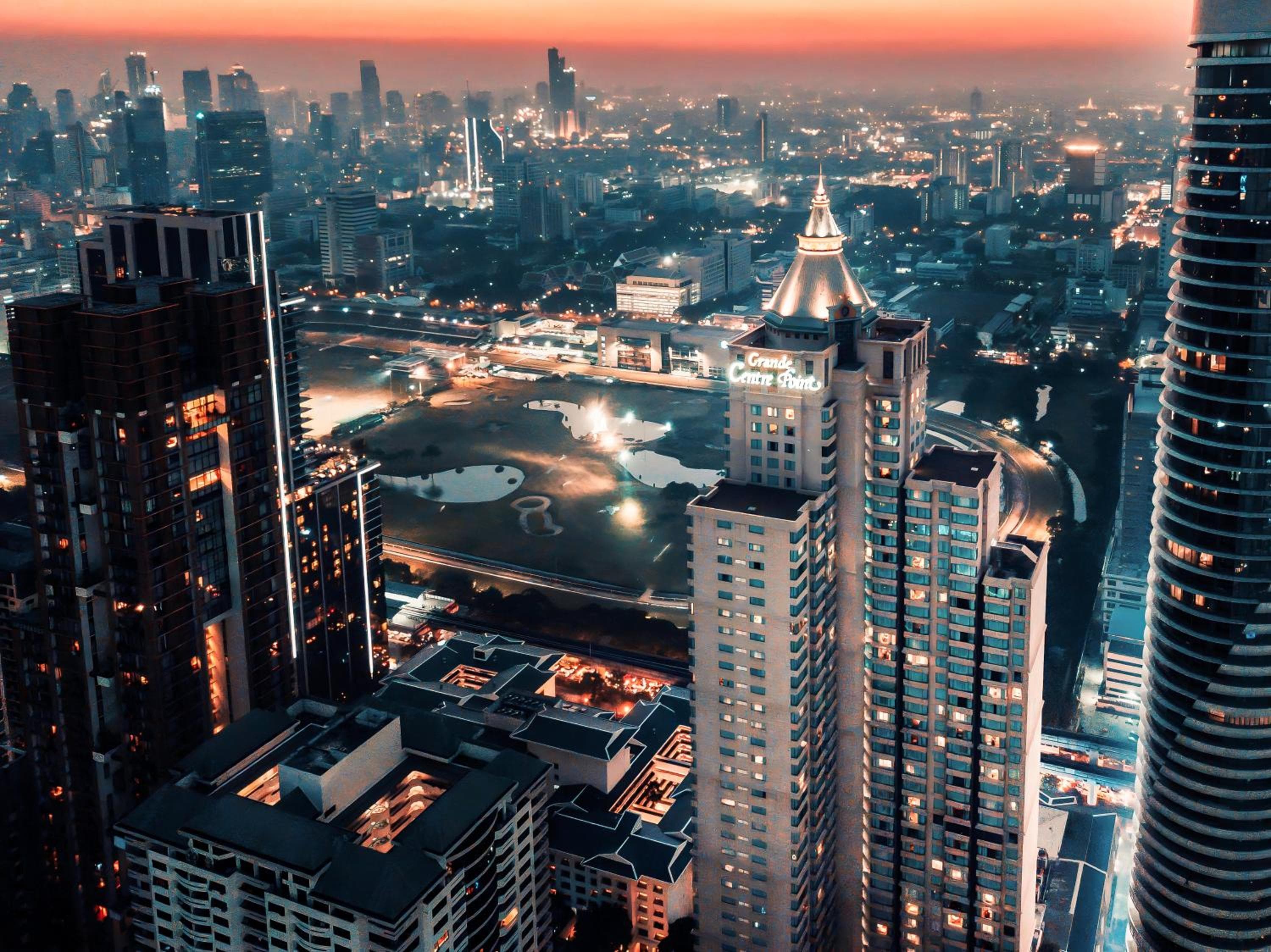 Grande Centre Point Hotel Ratchadamri Bangkok: building