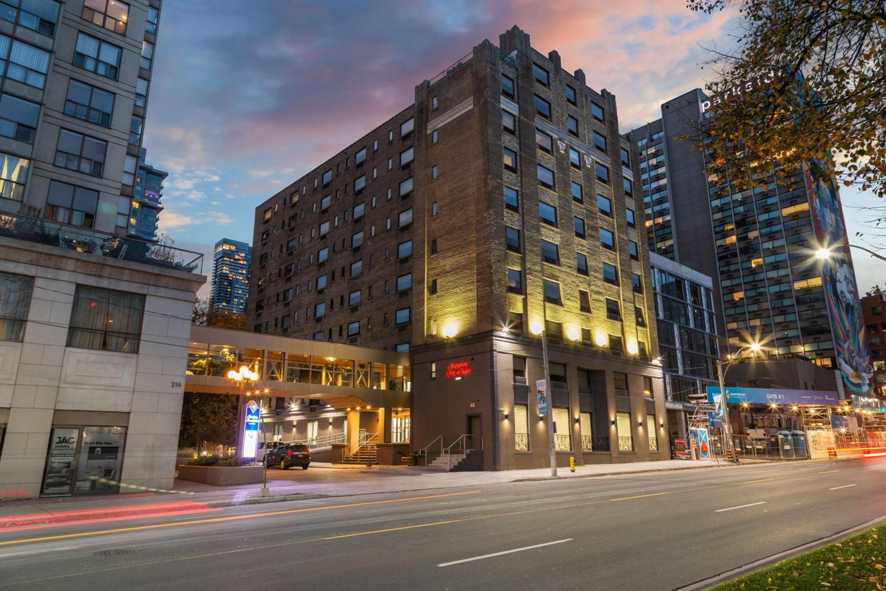 Hampton Inn & Suites by Hilton Toronto Downtown: building