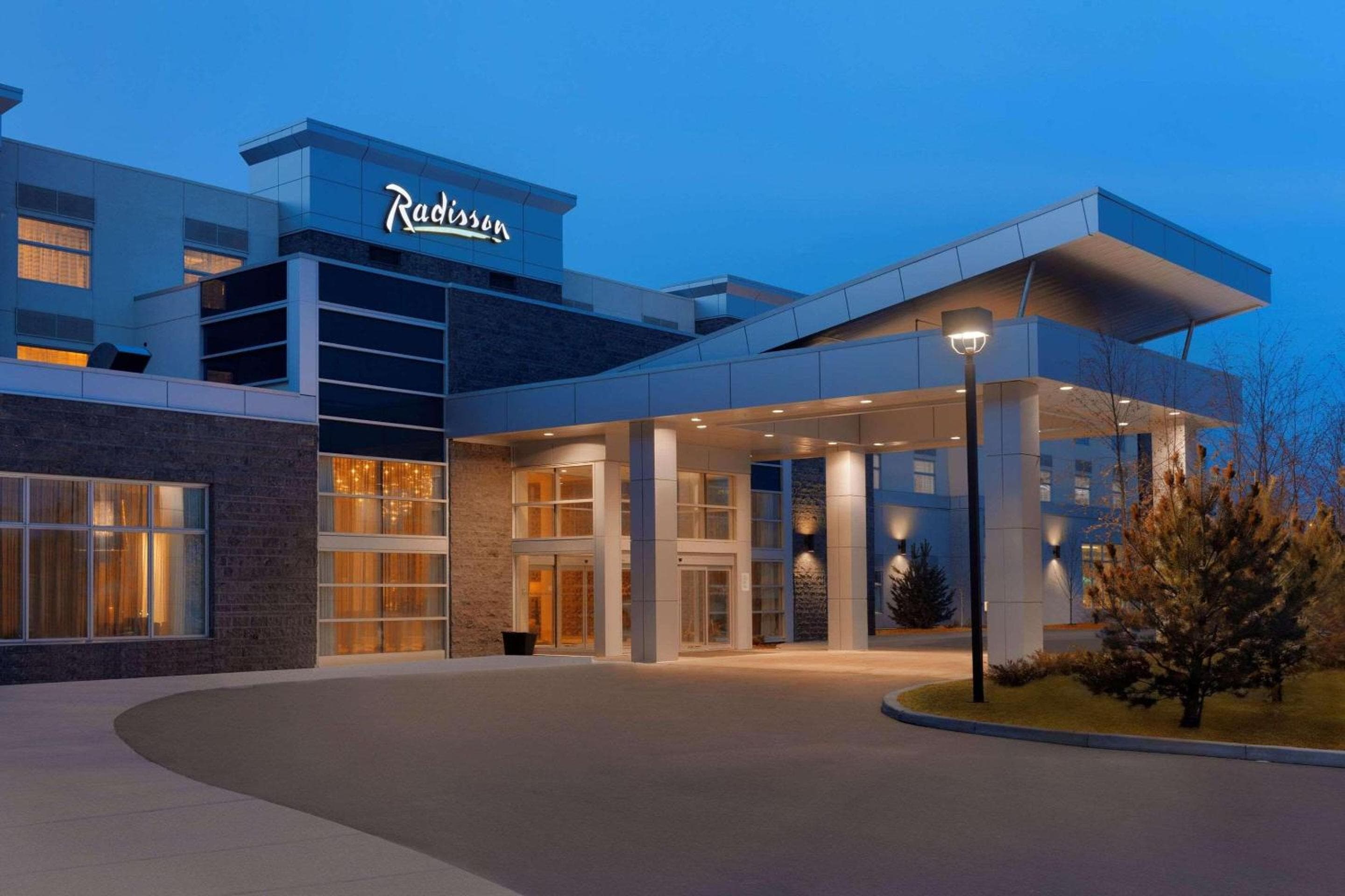 Radisson Hotel & Conference Centre Calgary Airport: building