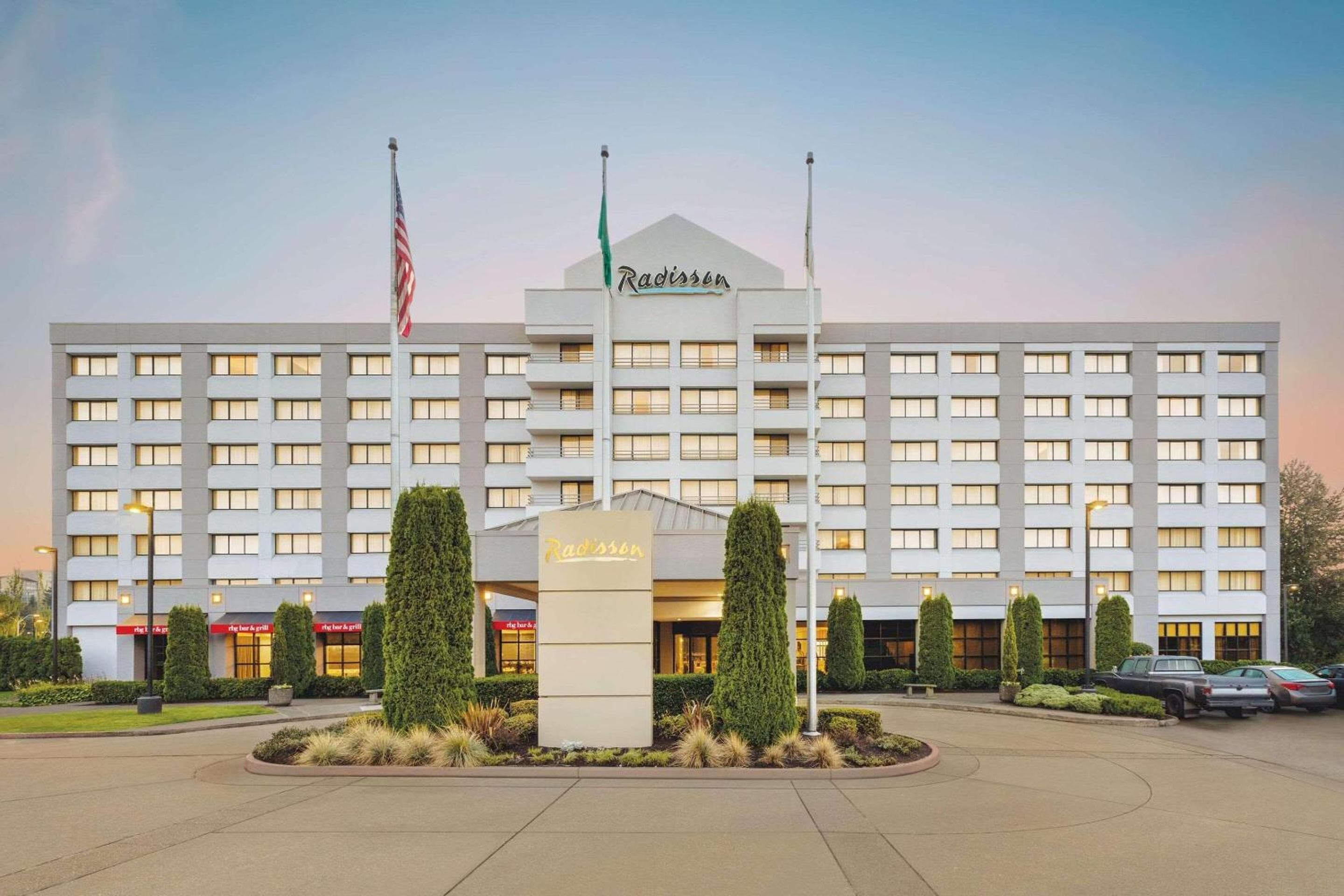 Radisson Hotel Seattle Airport: building