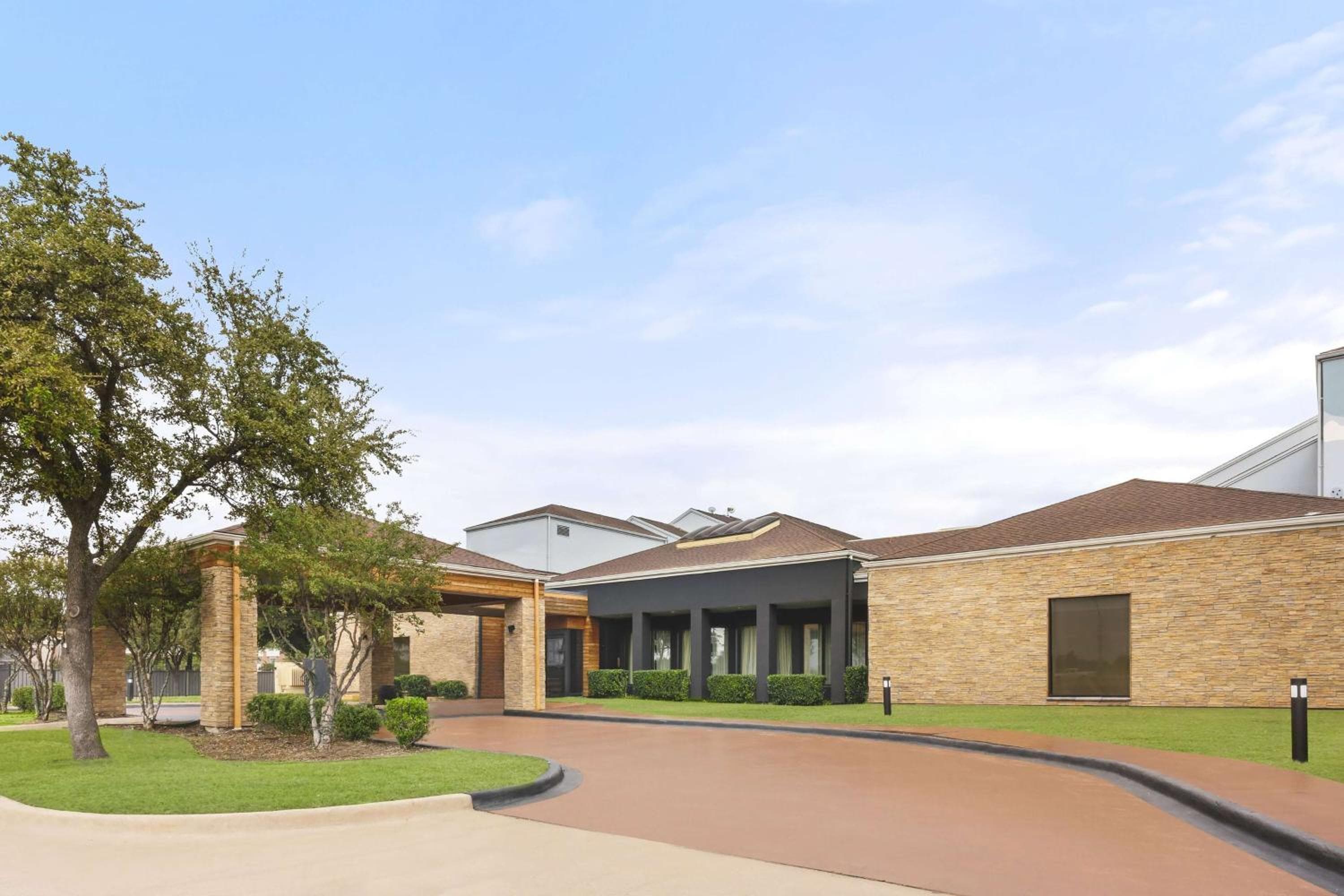 Super 8 by Wyndham Dallas Love Field Airport: building