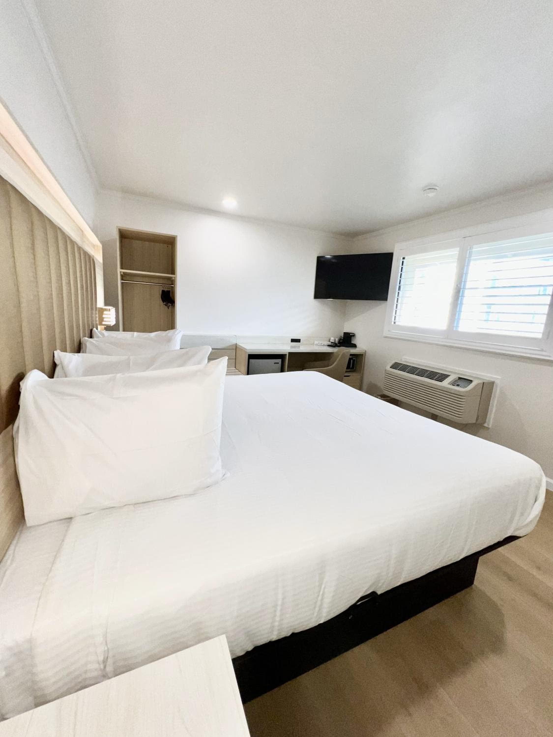 Francisco Bay Inn: hotel room