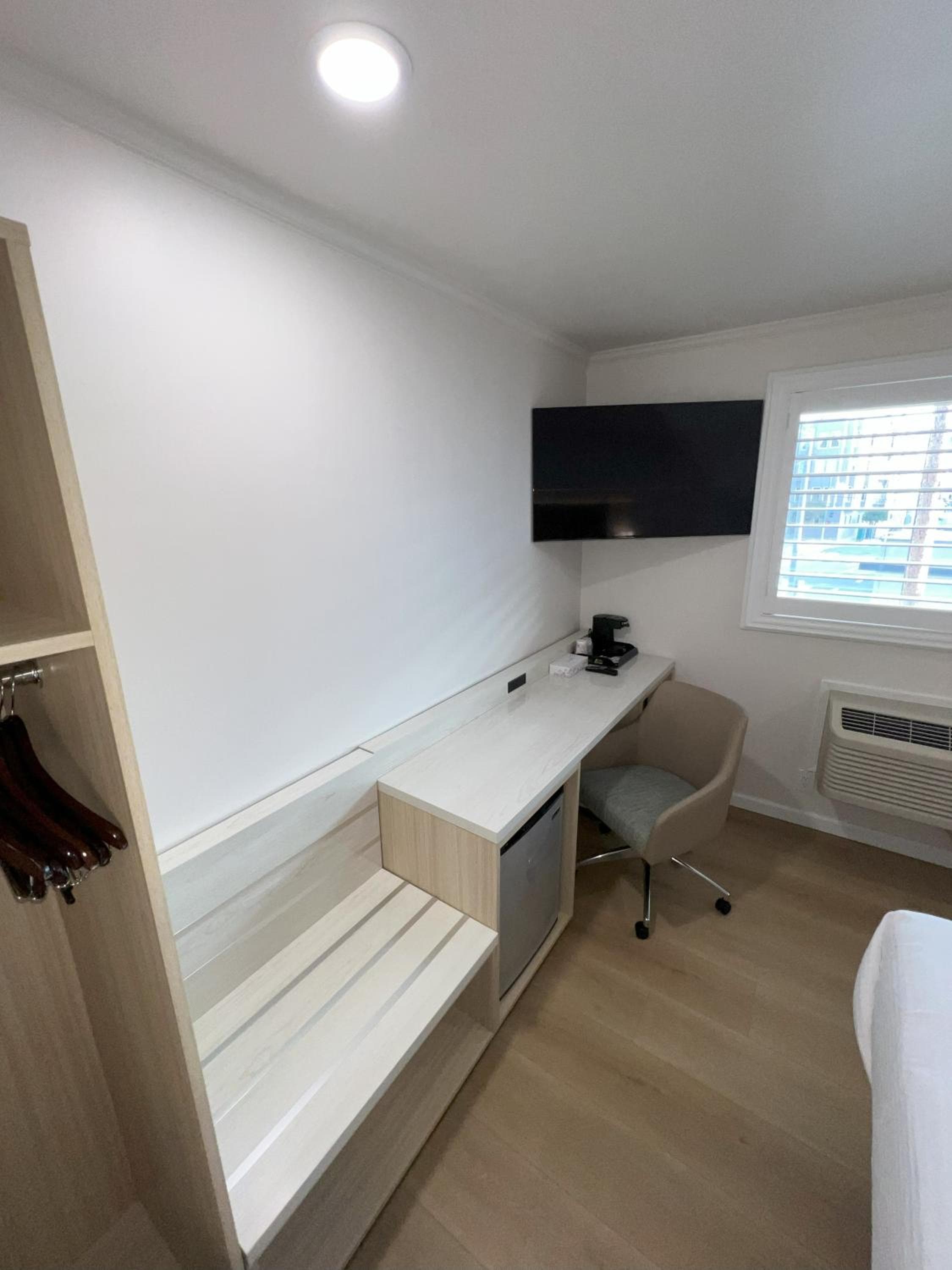 Francisco Bay Inn: hotel room