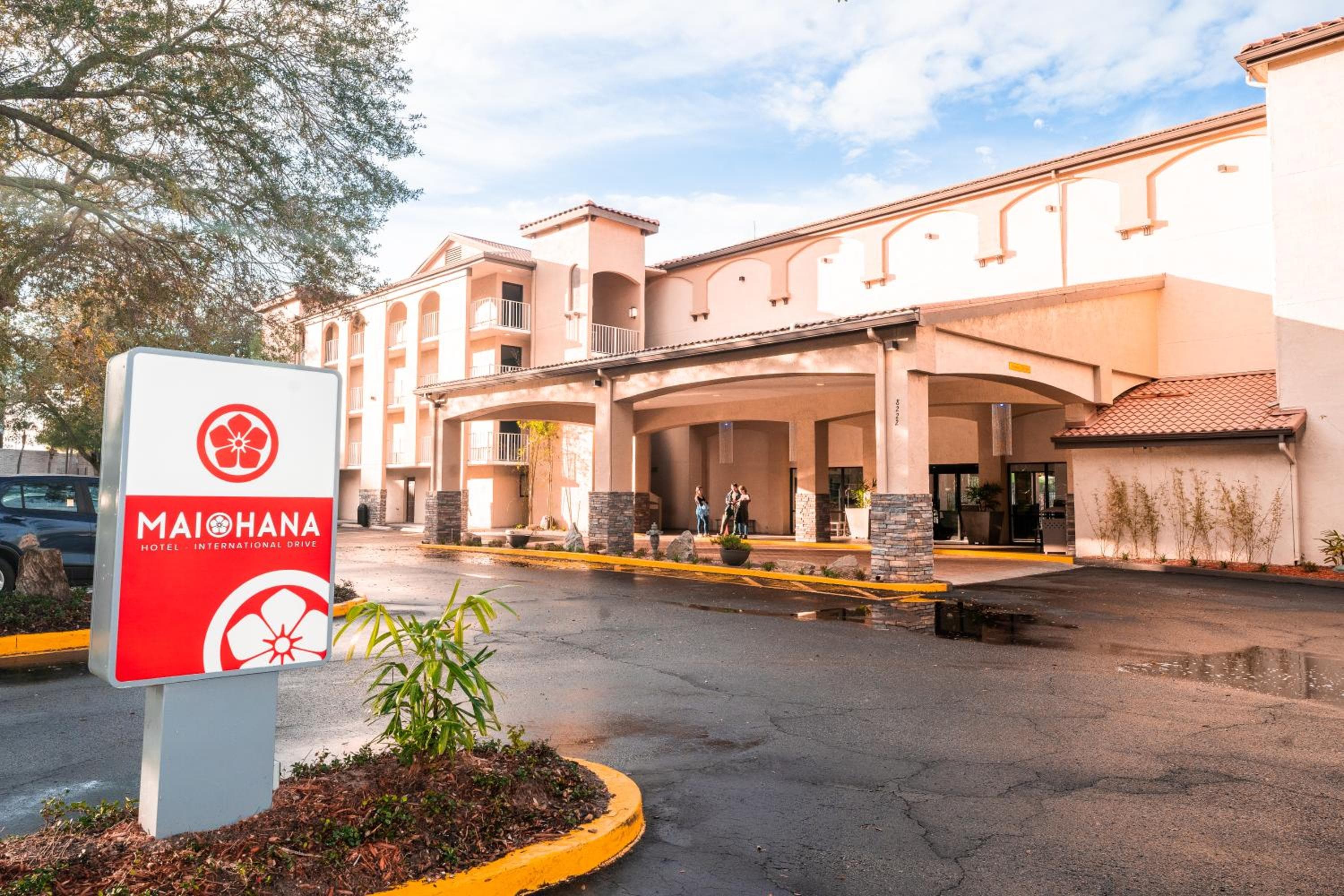 Mai Hana Hotel and Suites I Drive-Theme Parks: building