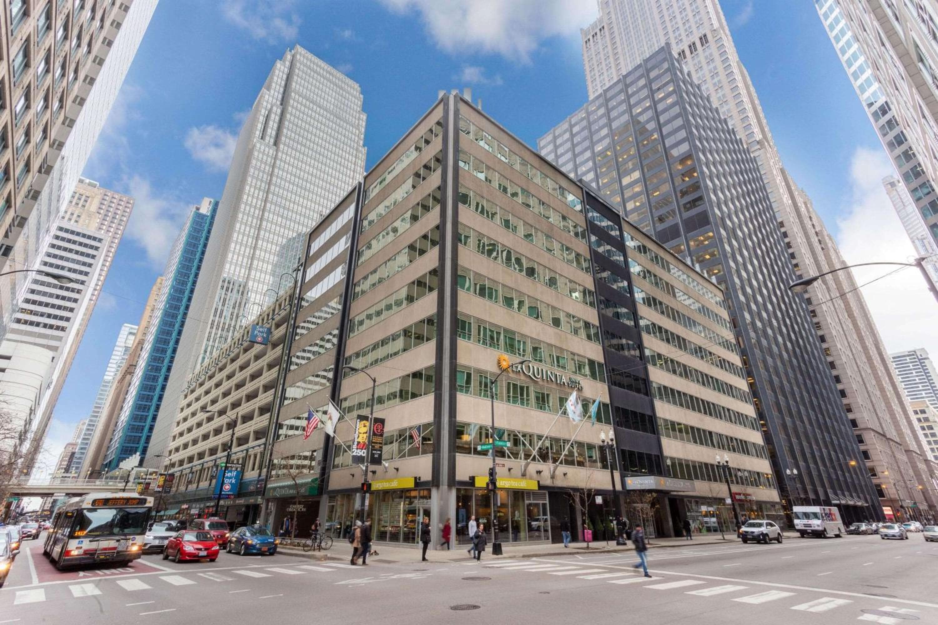La Quinta Inn & Suites by Wyndham Chicago Downtown: building
