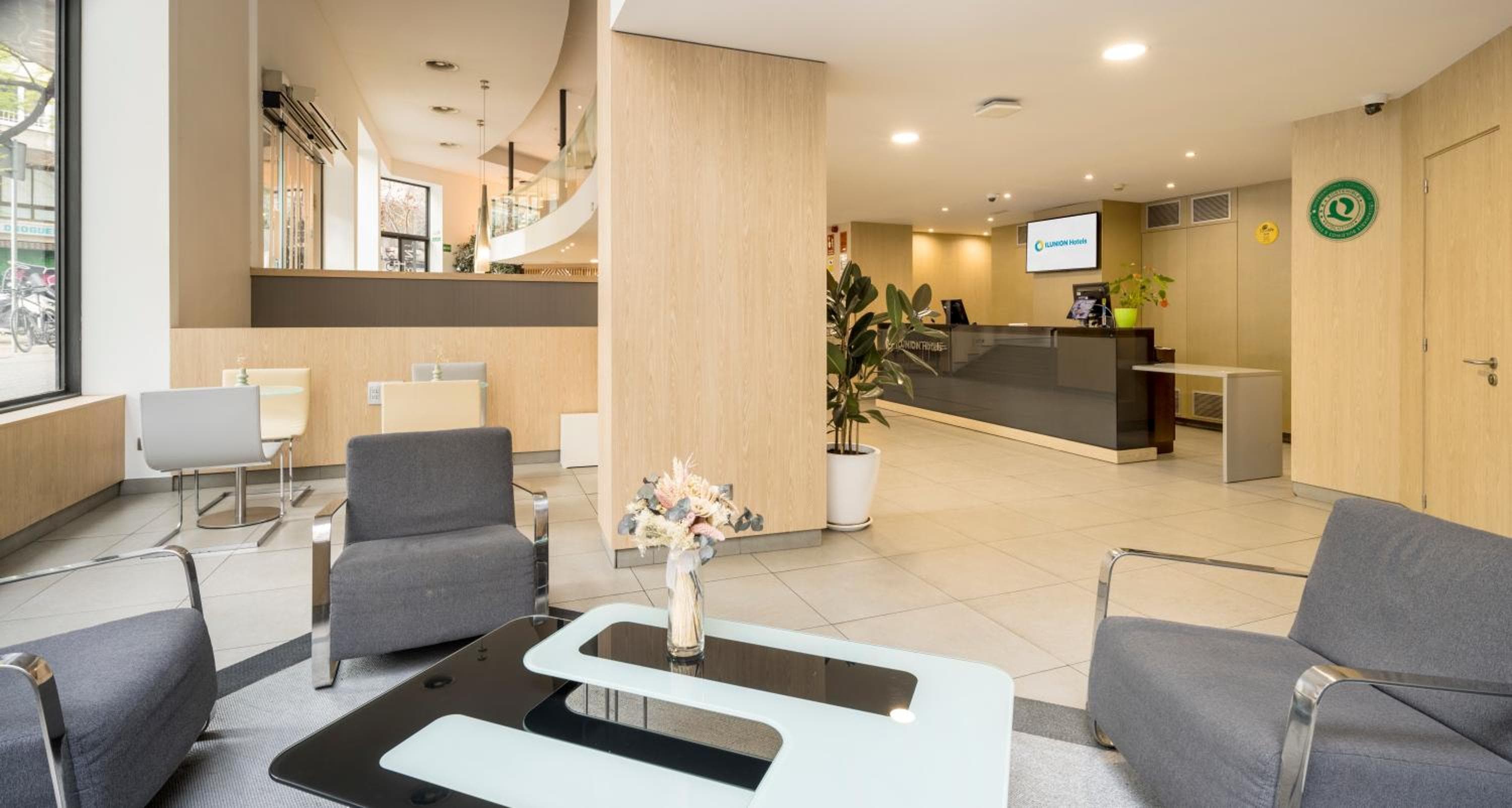 Ilunion Auditori: recepcion & lobby