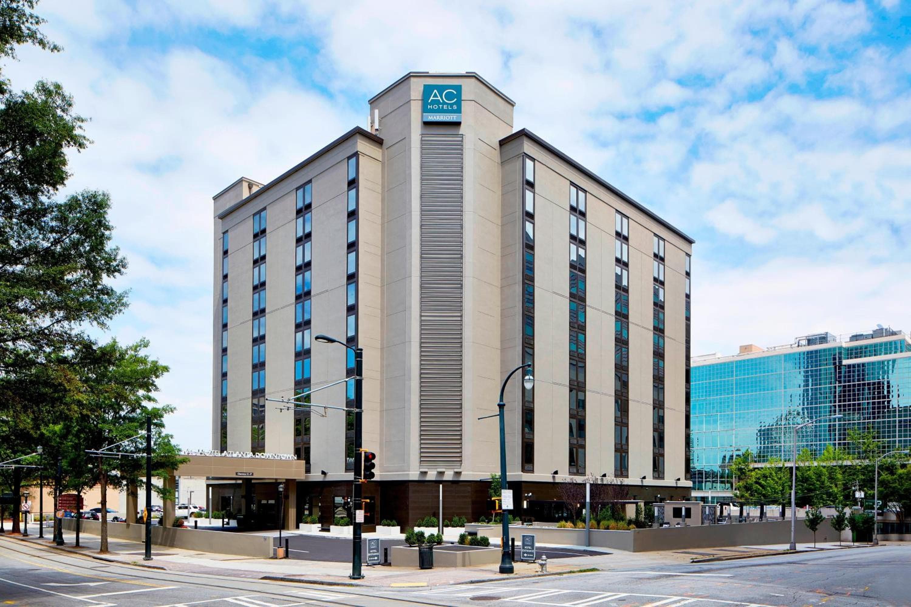 AC Hotel Atlanta Downtown: building