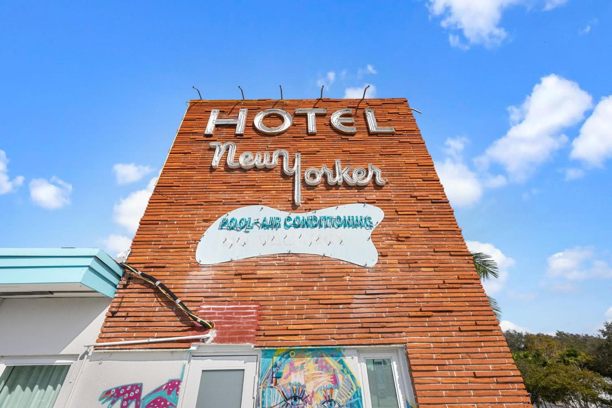 The New Yorker Miami Hotel: building