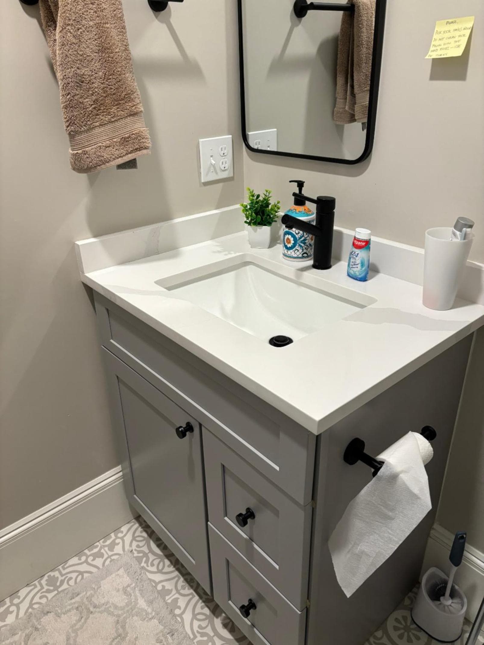 Homestay in Boston Fields Corner Area: bathroom