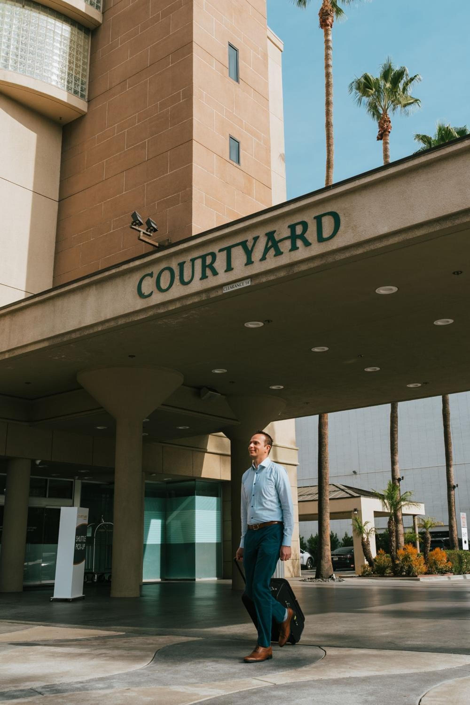 Courtyard by Marriott Los Angeles LAX / Century Boulevard: human