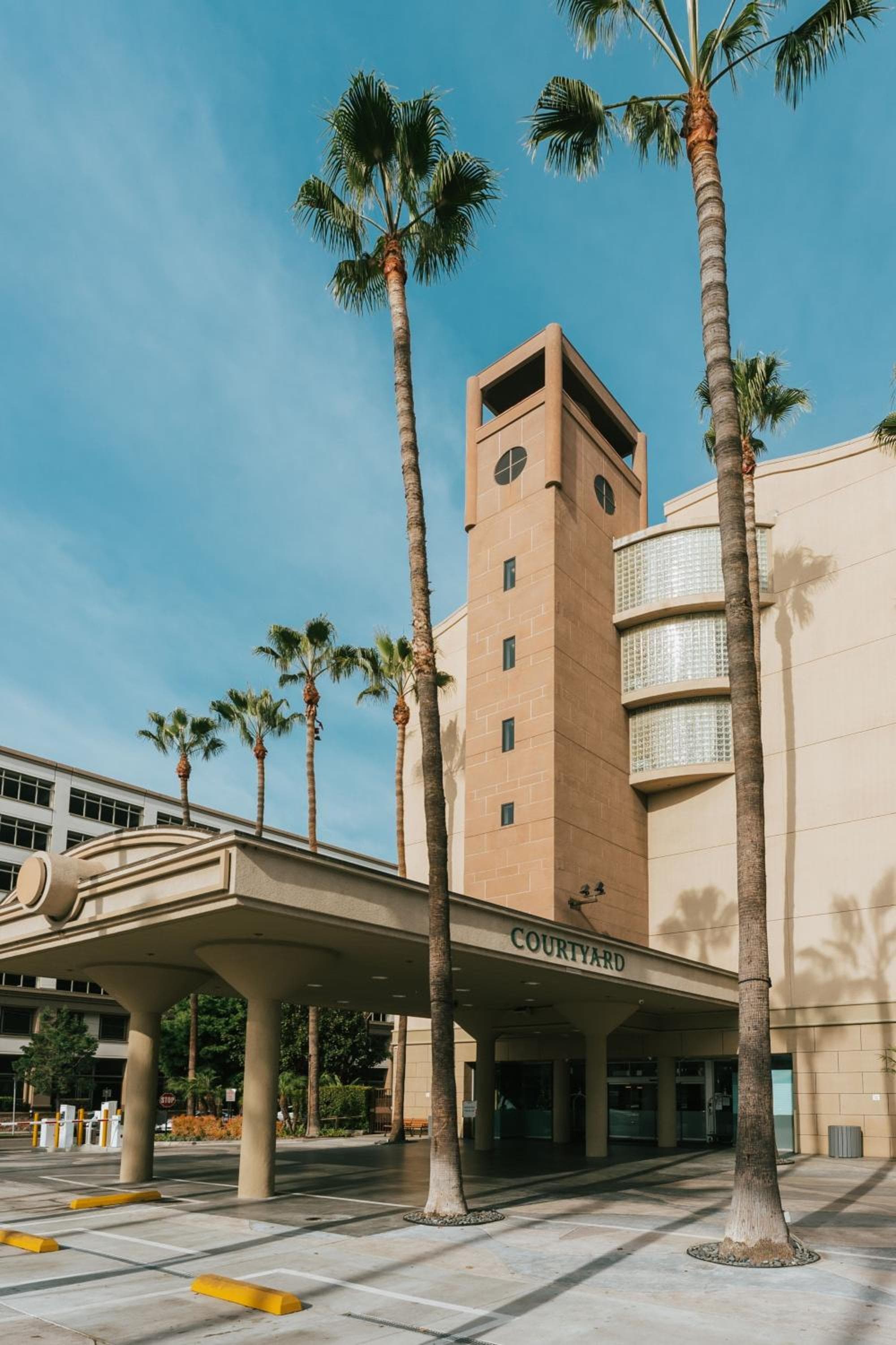 Courtyard by Marriott Los Angeles LAX / Century Boulevard: building