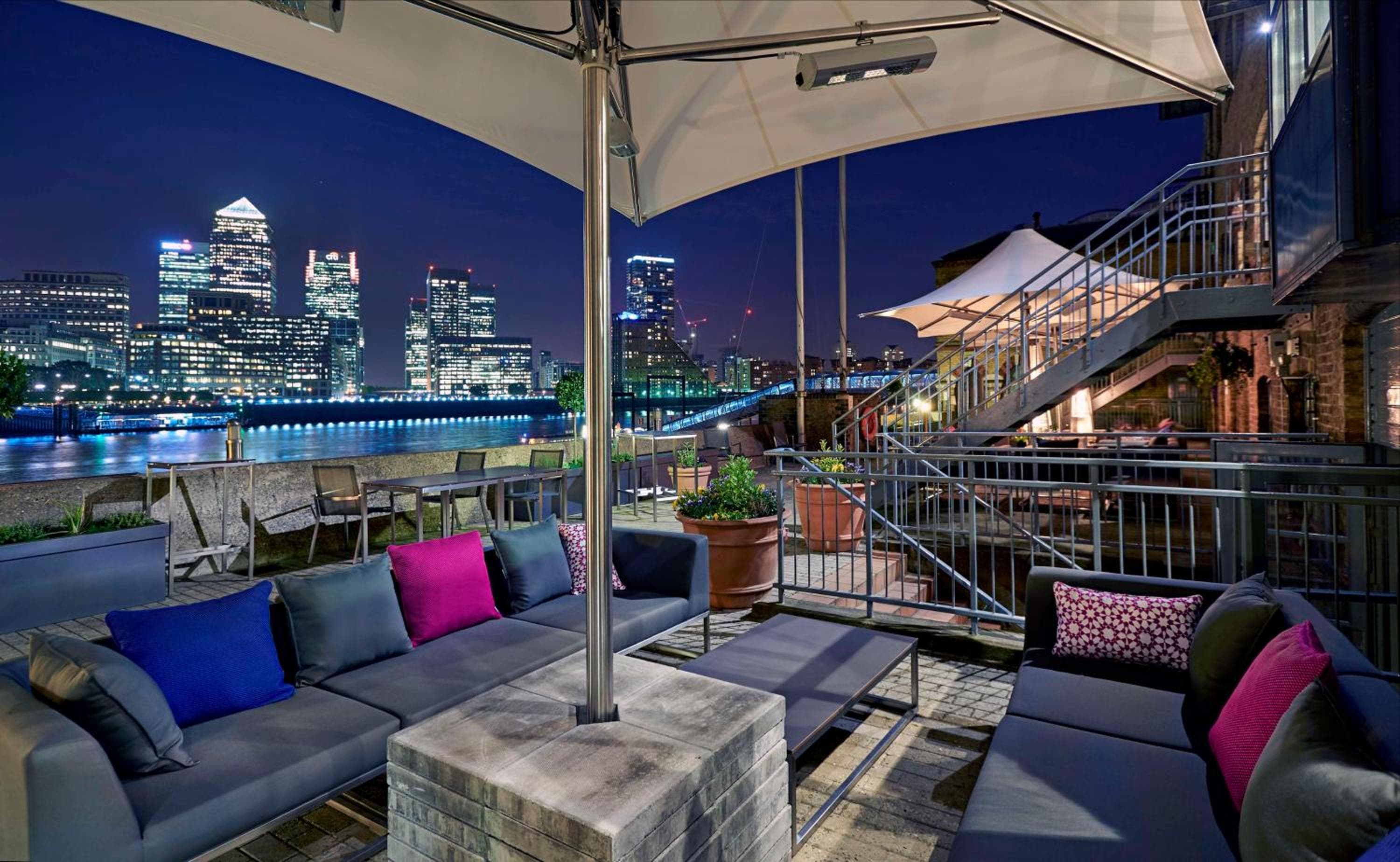 a&o London Docklands Riverside: roof