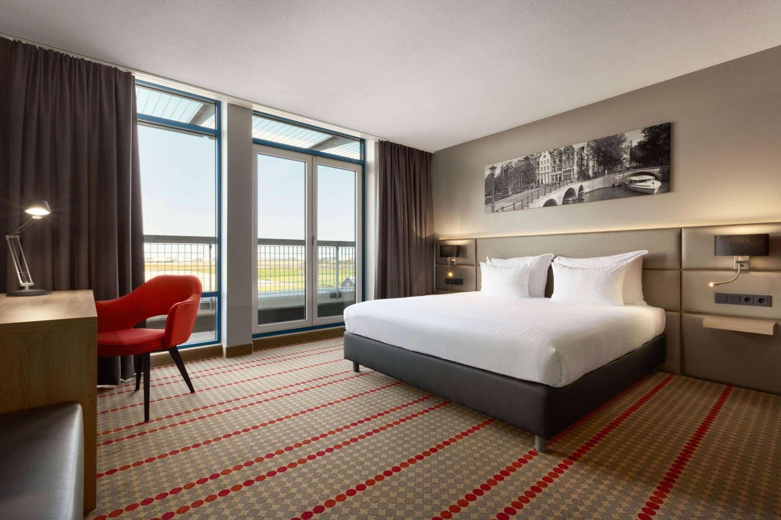 Ramada by Wyndham Amsterdam Airport Schiphol: hotel room