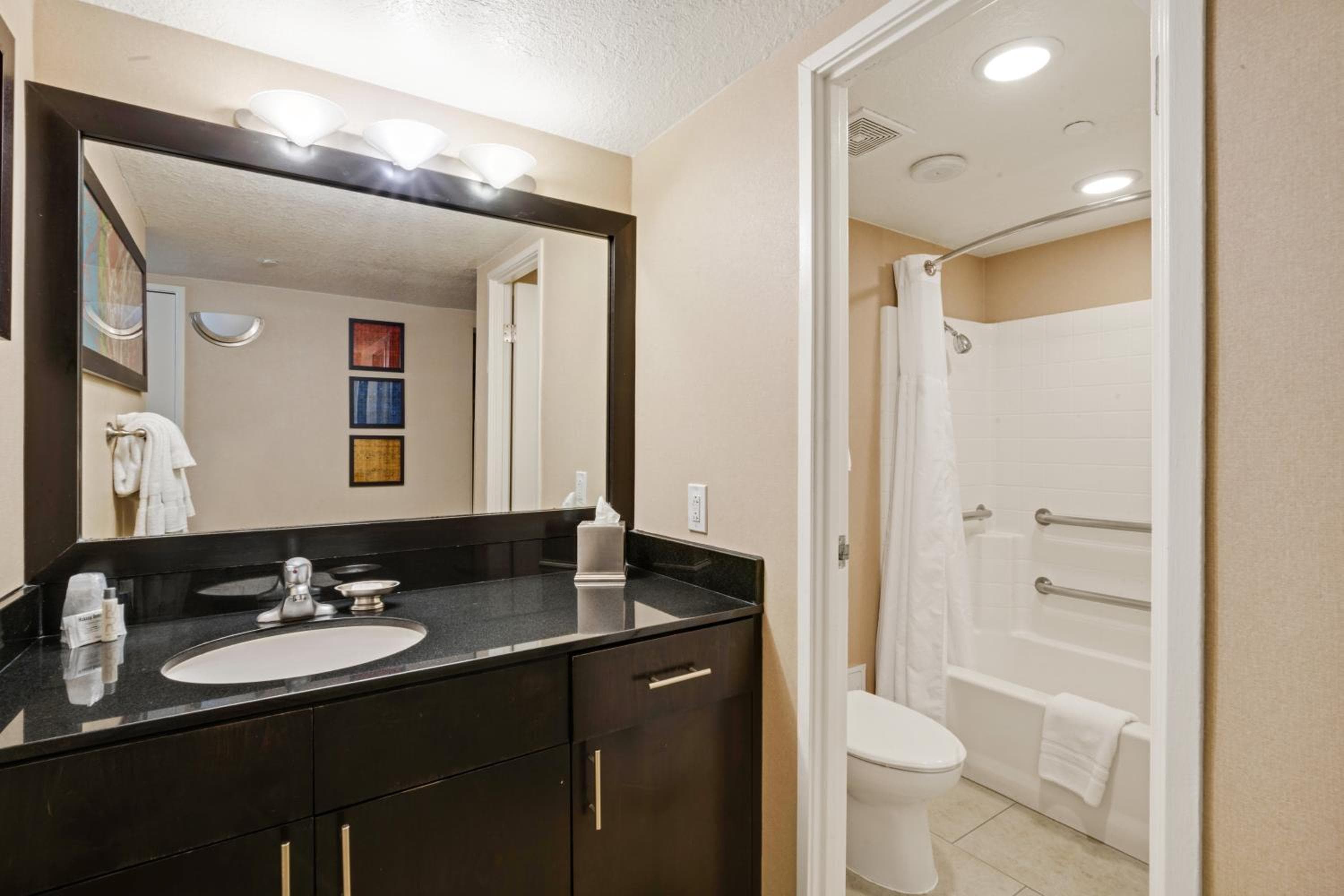 The Carriage House: bathroom