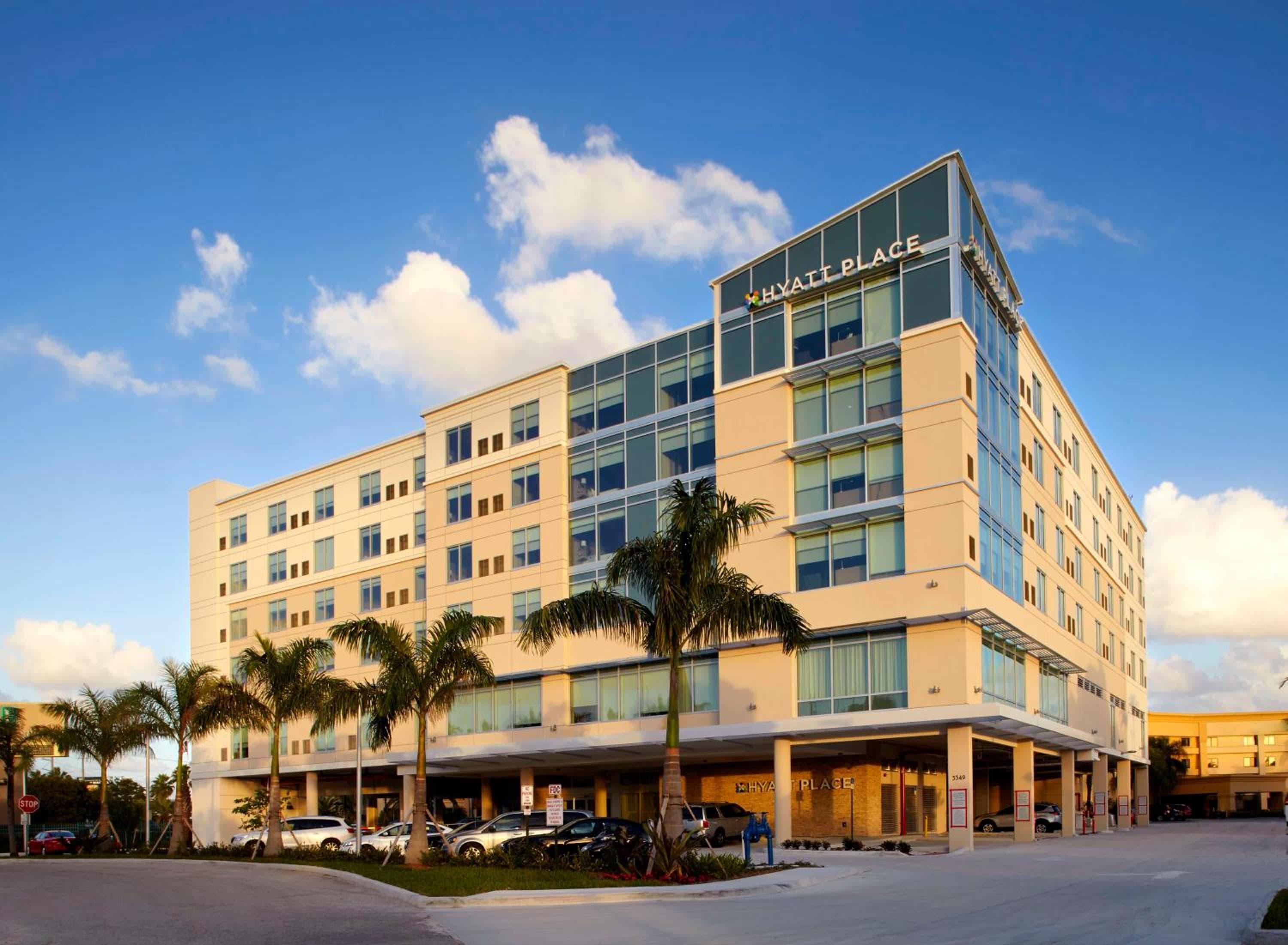 Hyatt Place Miami Airport East: building