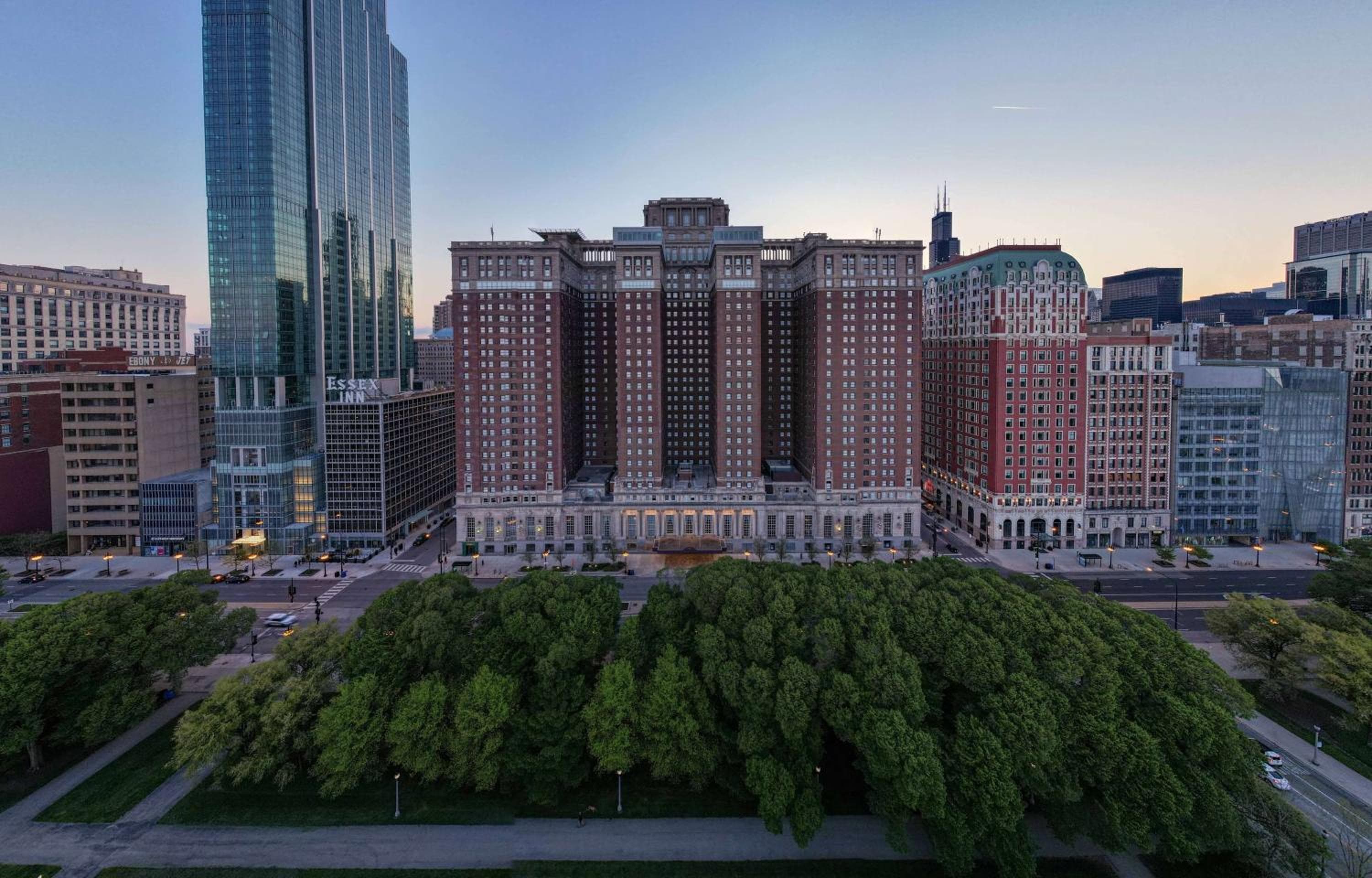 Hilton Chicago: building