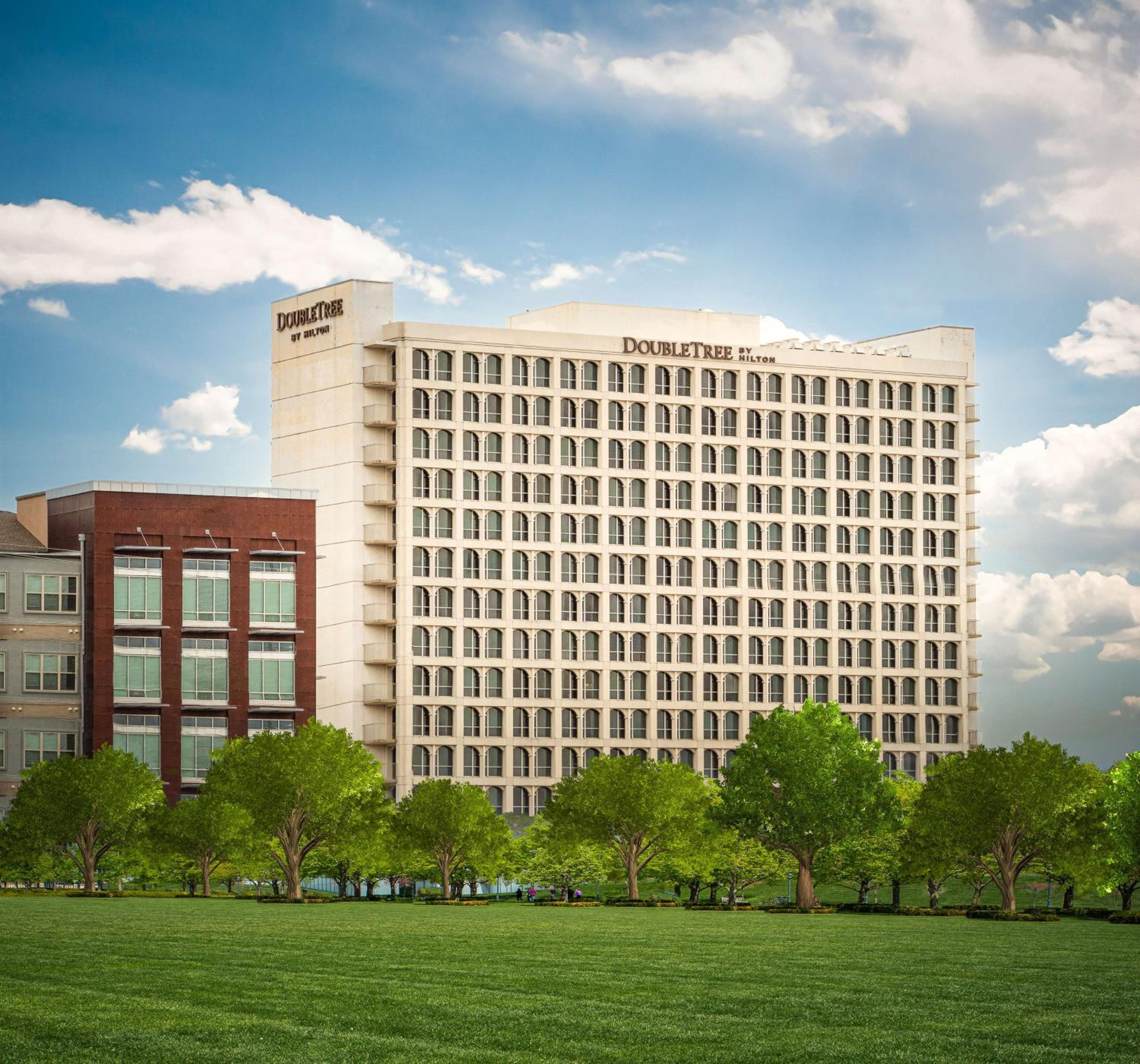 DoubleTree by Hilton Dallas Market Center: building
