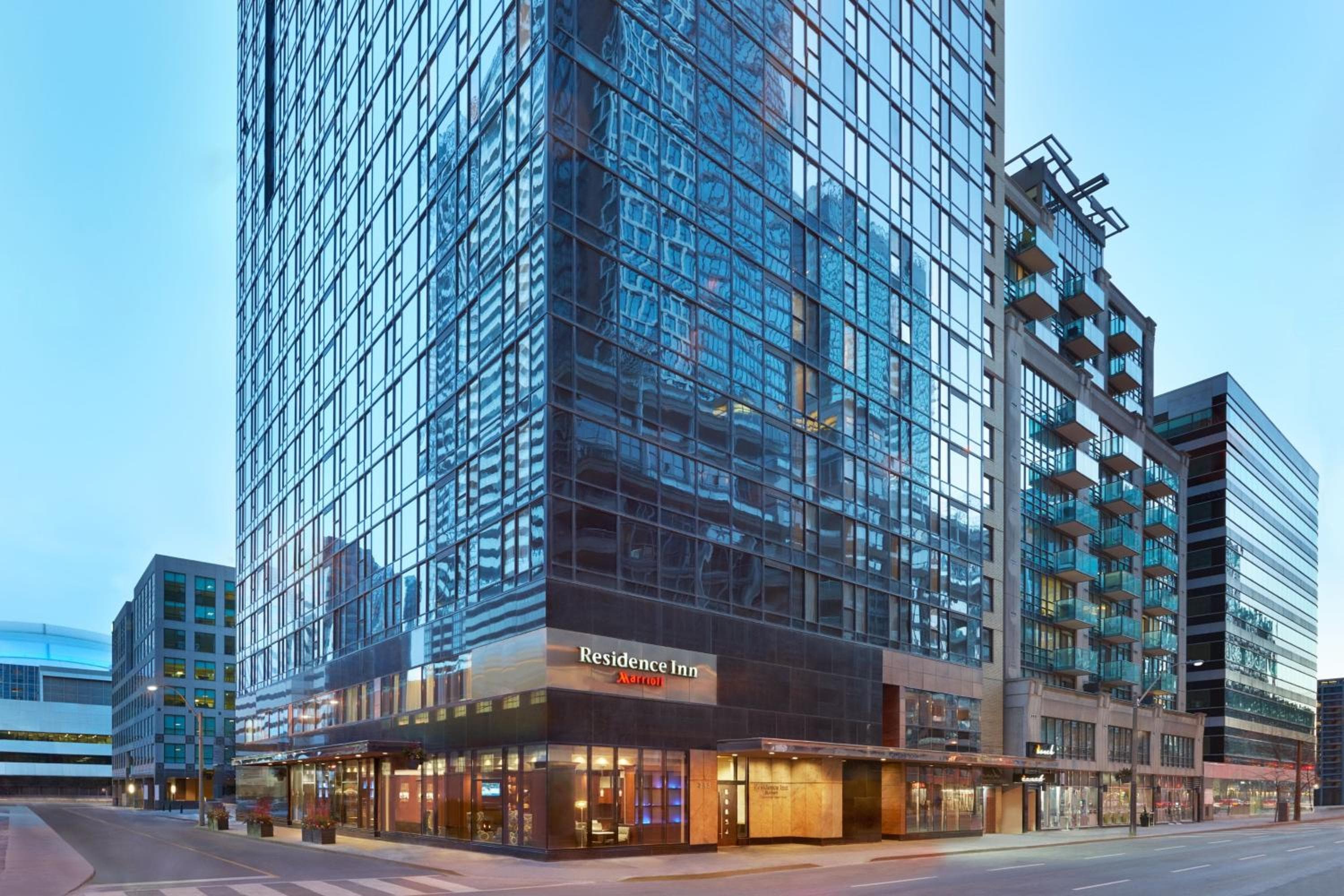 Residence Inn by Marriott Toronto Downtown / Entertainment District: building