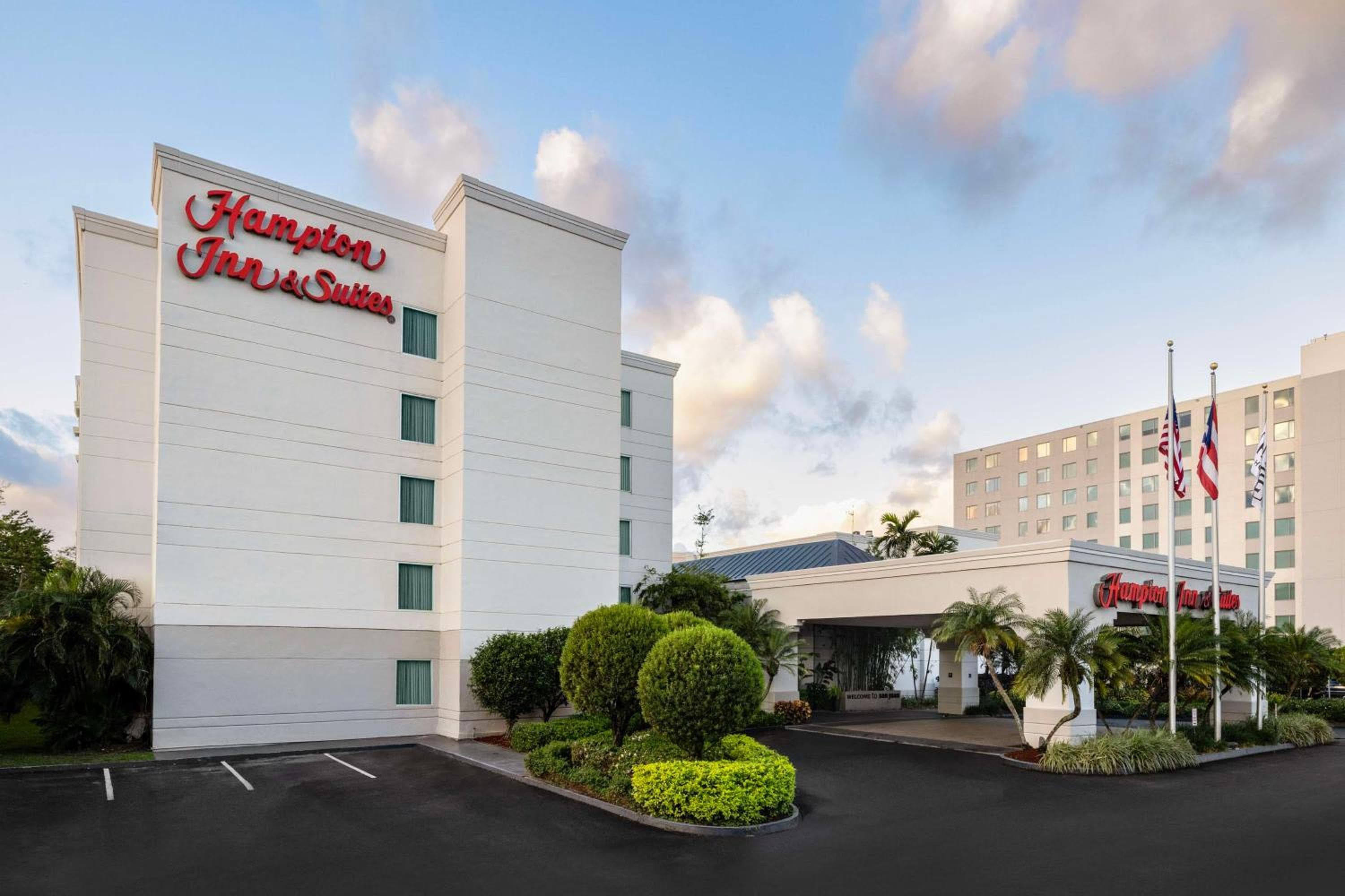 Hampton Inn & Suites San Juan: building