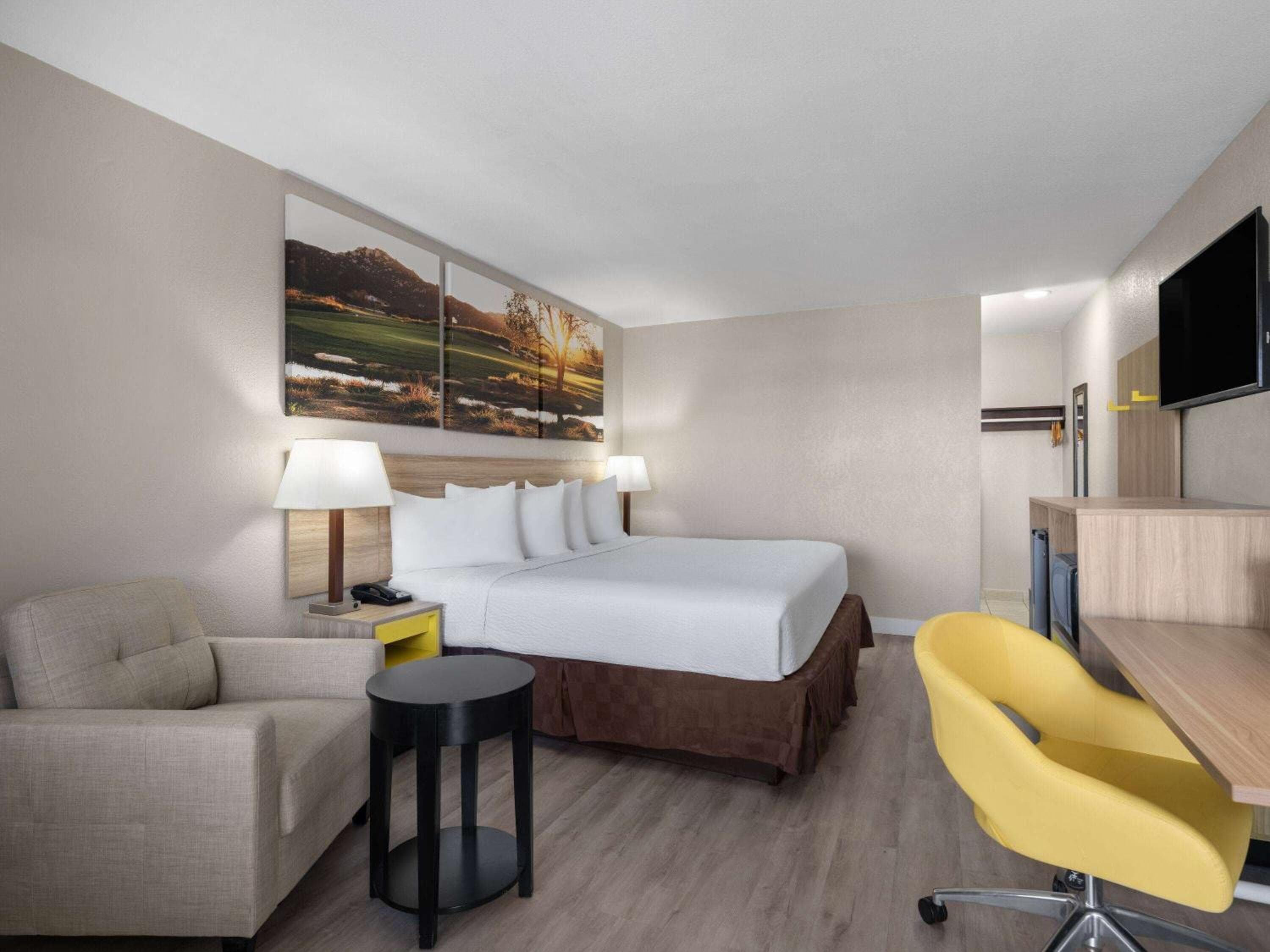 Days Inn by Wyndham Las Vegas Airport Near the Strip: hotel room