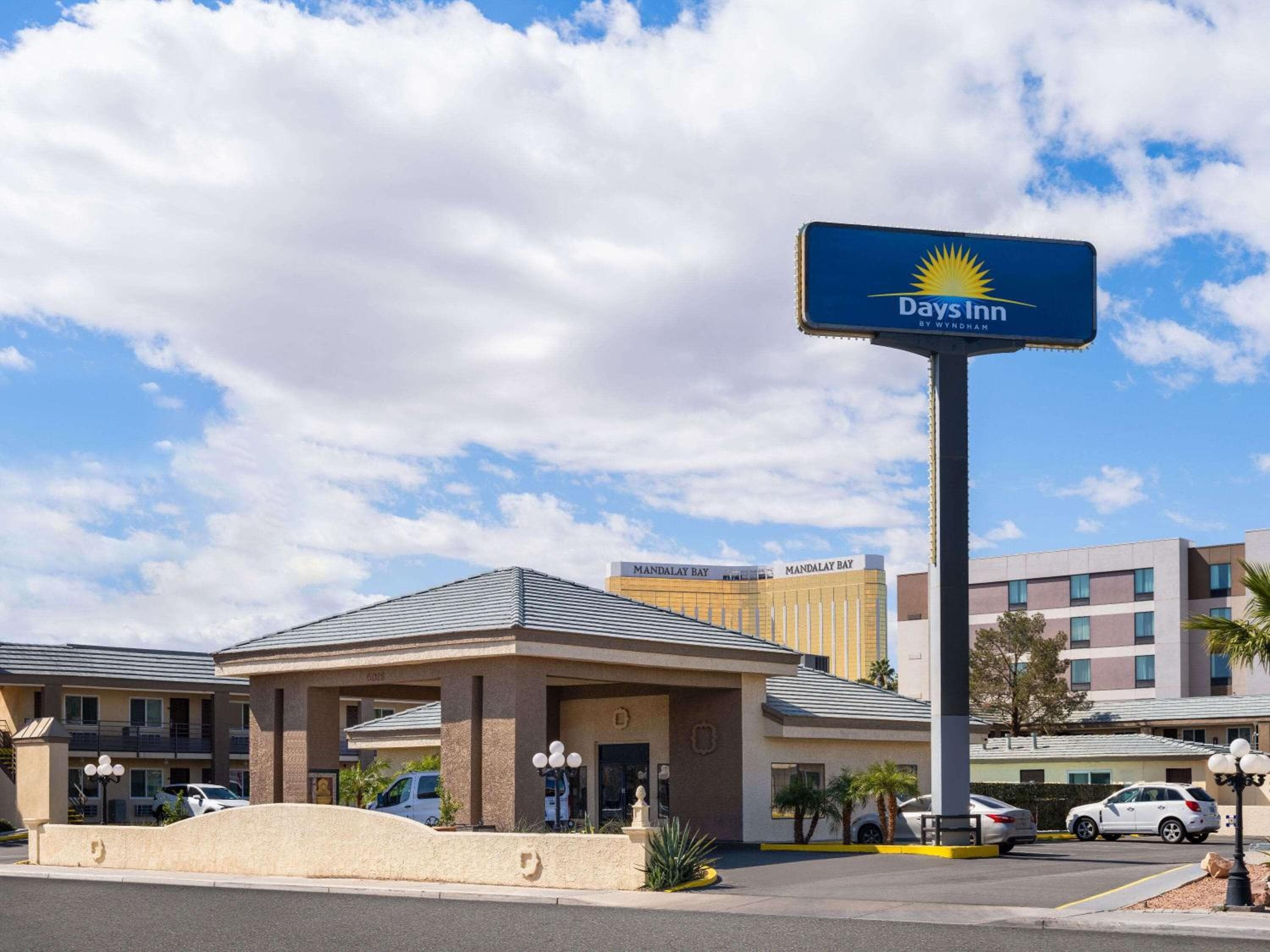 Days Inn by Wyndham Las Vegas Airport Near the Strip: building