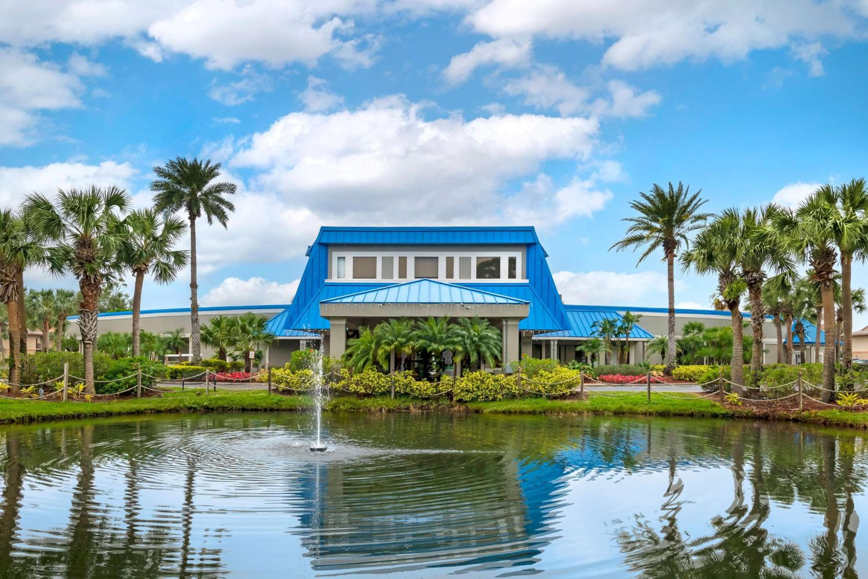 Hilton Vacation Club Aqua Sol Orlando West: building