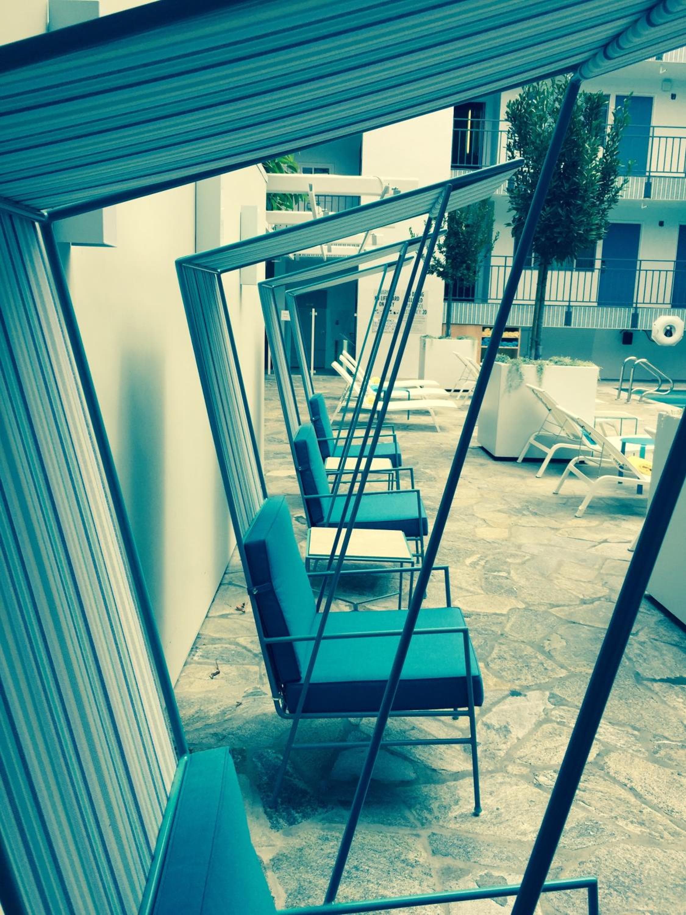 The Beverly Laurel Hotel at West Hollywood: outdoor seating area