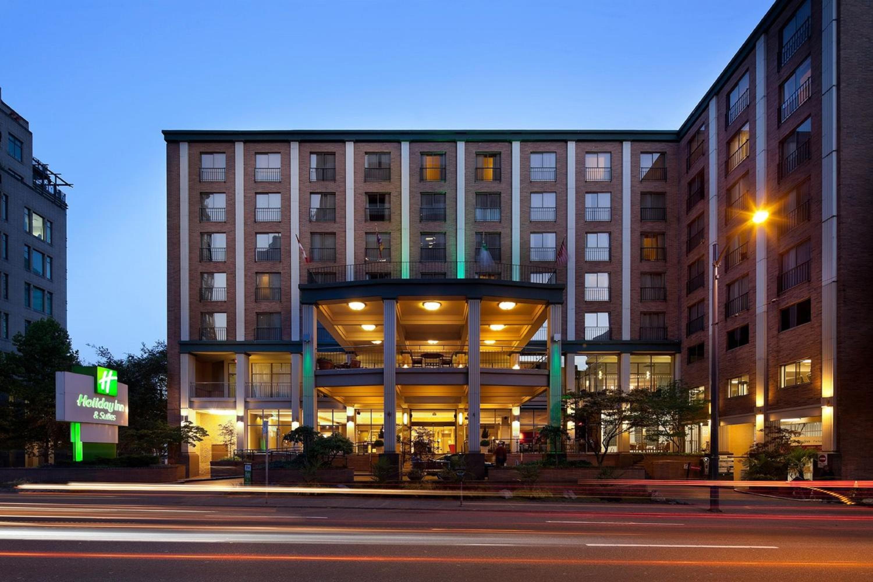 Holiday Inn & Suites Vancouver Downtown by IHG: building