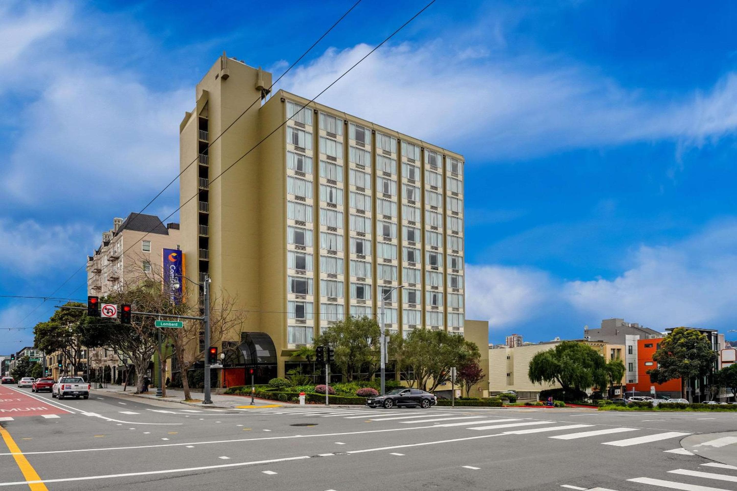 Comfort Inn By the Bay: building