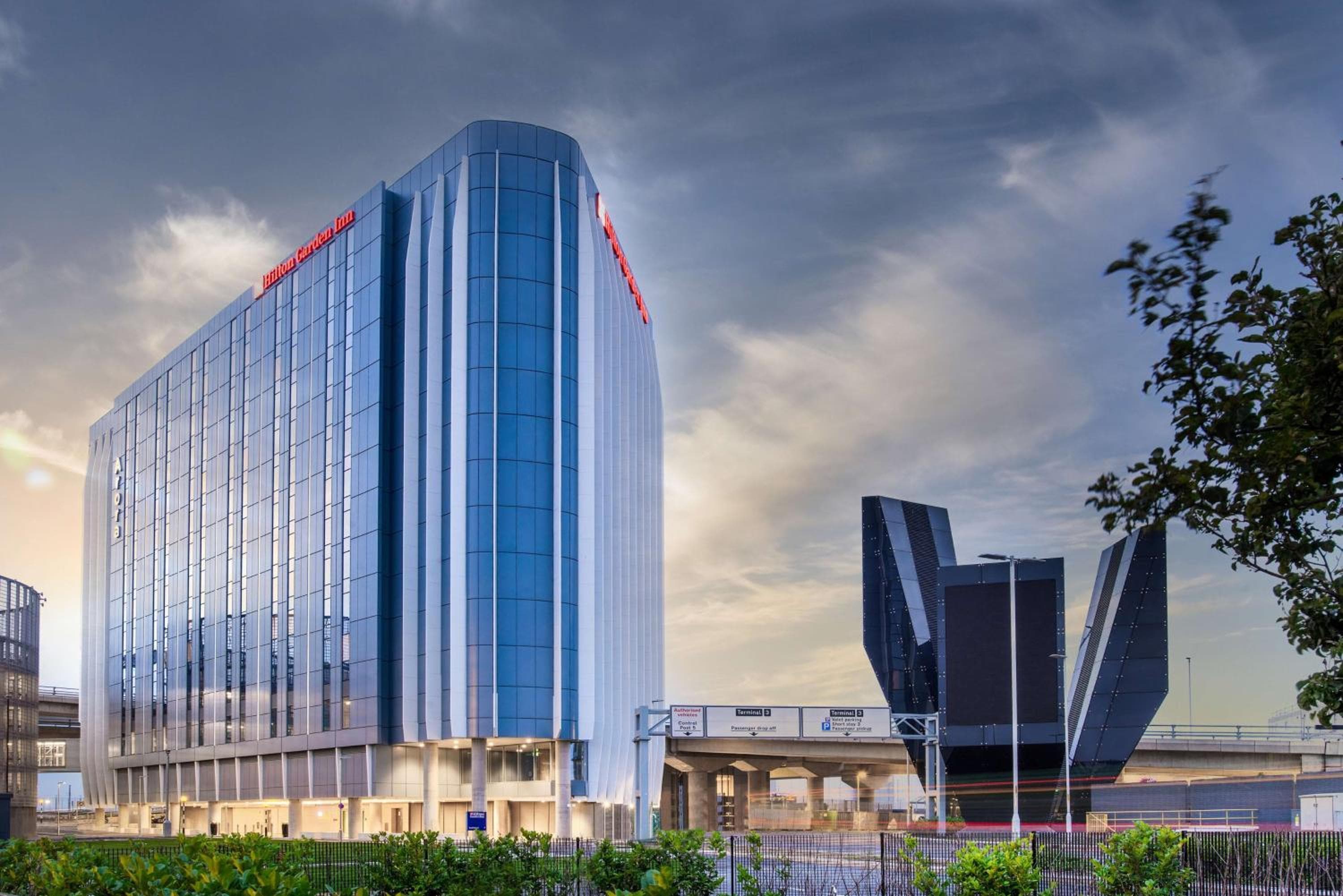 Hilton Garden Inn London Heathrow Terminal 2 and 3: building