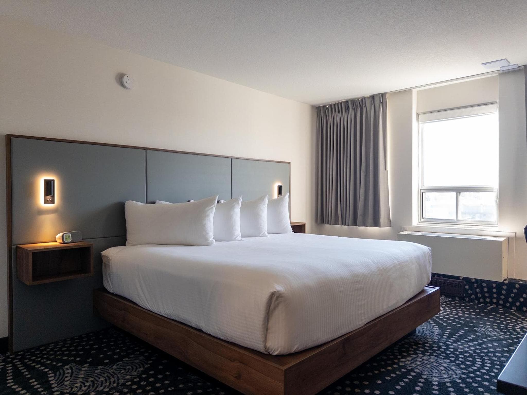 Carriage House Hotel and Conference Centre: bedroom